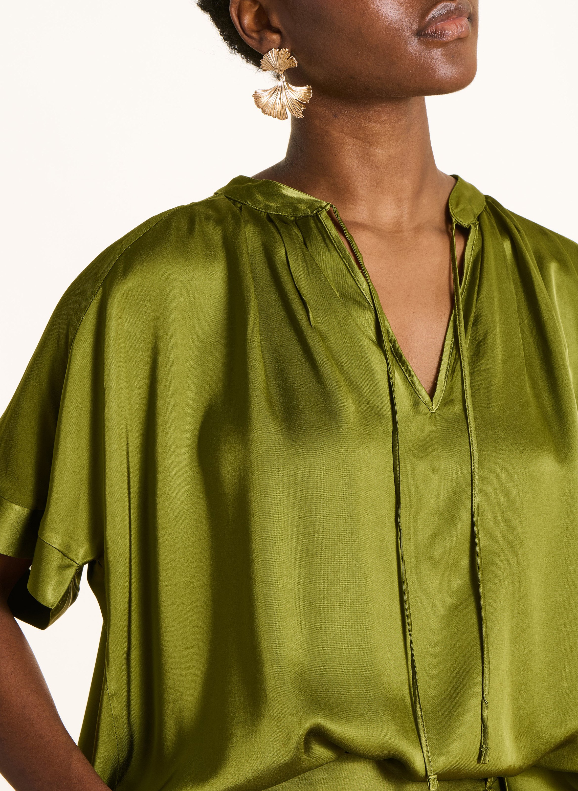 Weit geschnittene Henley-Bluse LA FEE MARABOUTEE Grun
