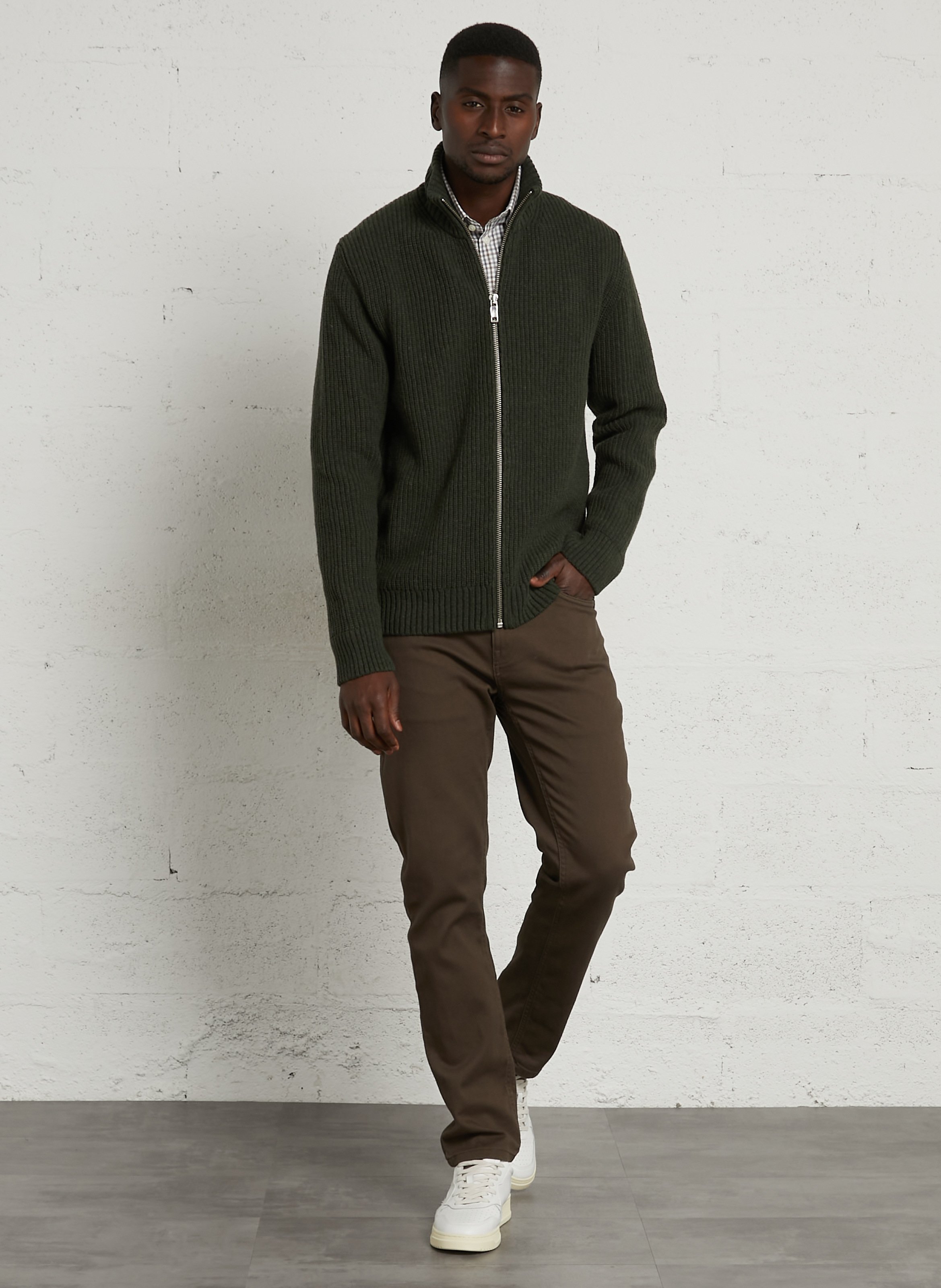 Gestreifter Reißverschluss-Cardigan aus einfarbigem Rippenstrick AU PRINTEMPS PARIS Khaki