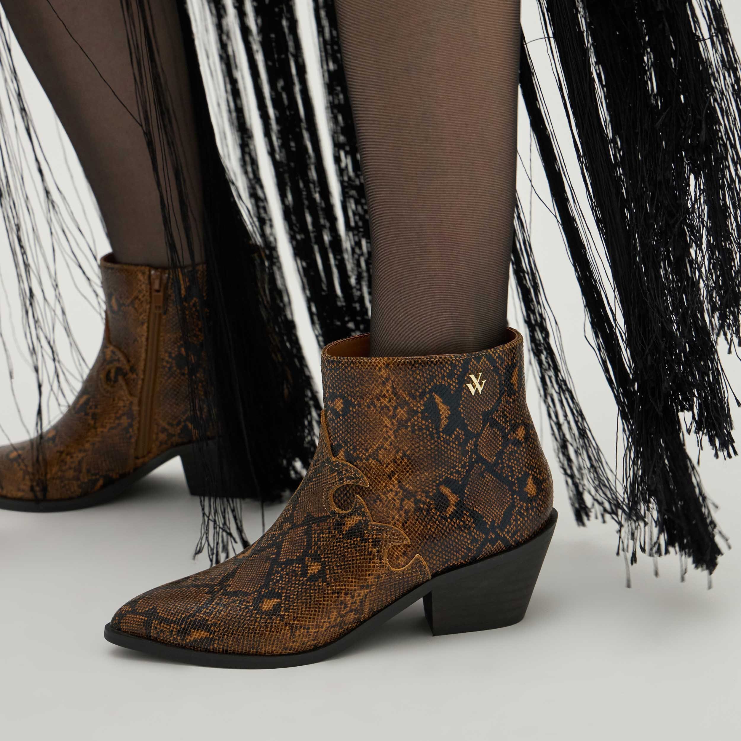 Low cowboy boots VANESSA WU Beige