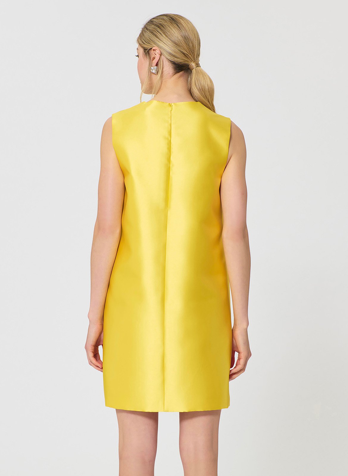 Korte mouwloze satijnen jurk TARA JARMON Geel