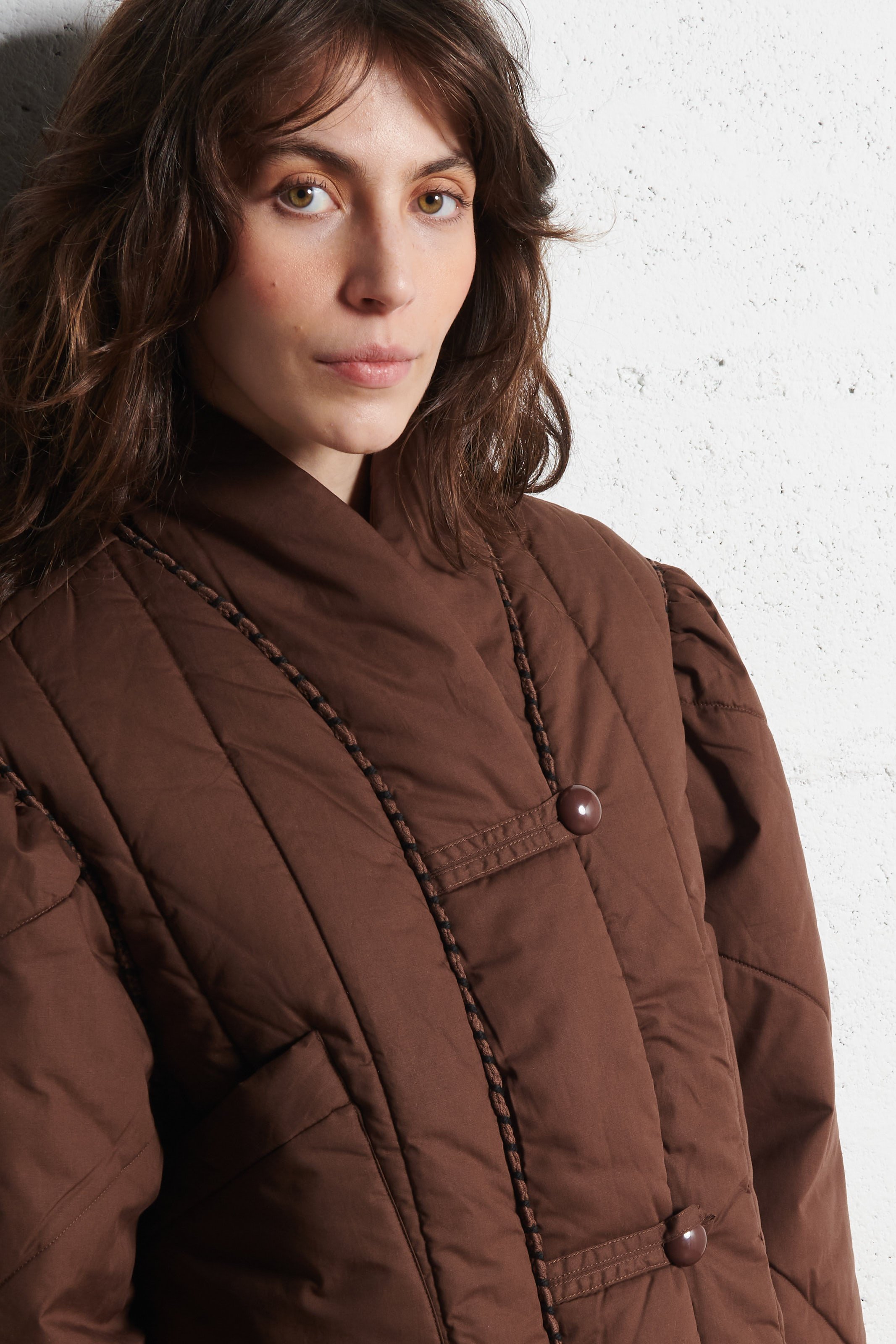 Weite, einfarbige Baumwolljacke mit Knöpfen ANTIK BATIK Braun