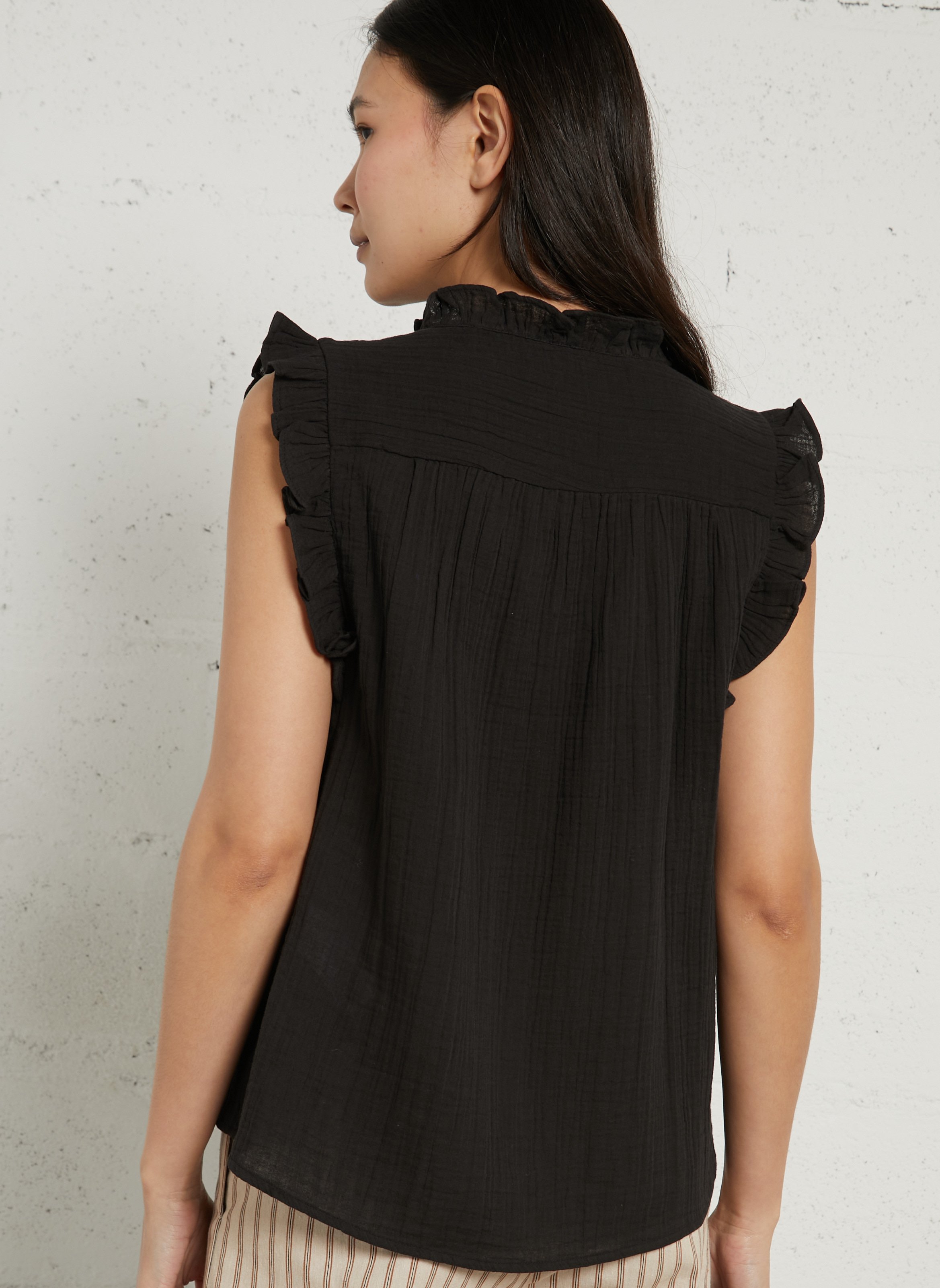 Top col V sans manches à volants DES PETITS HAUTS Noir