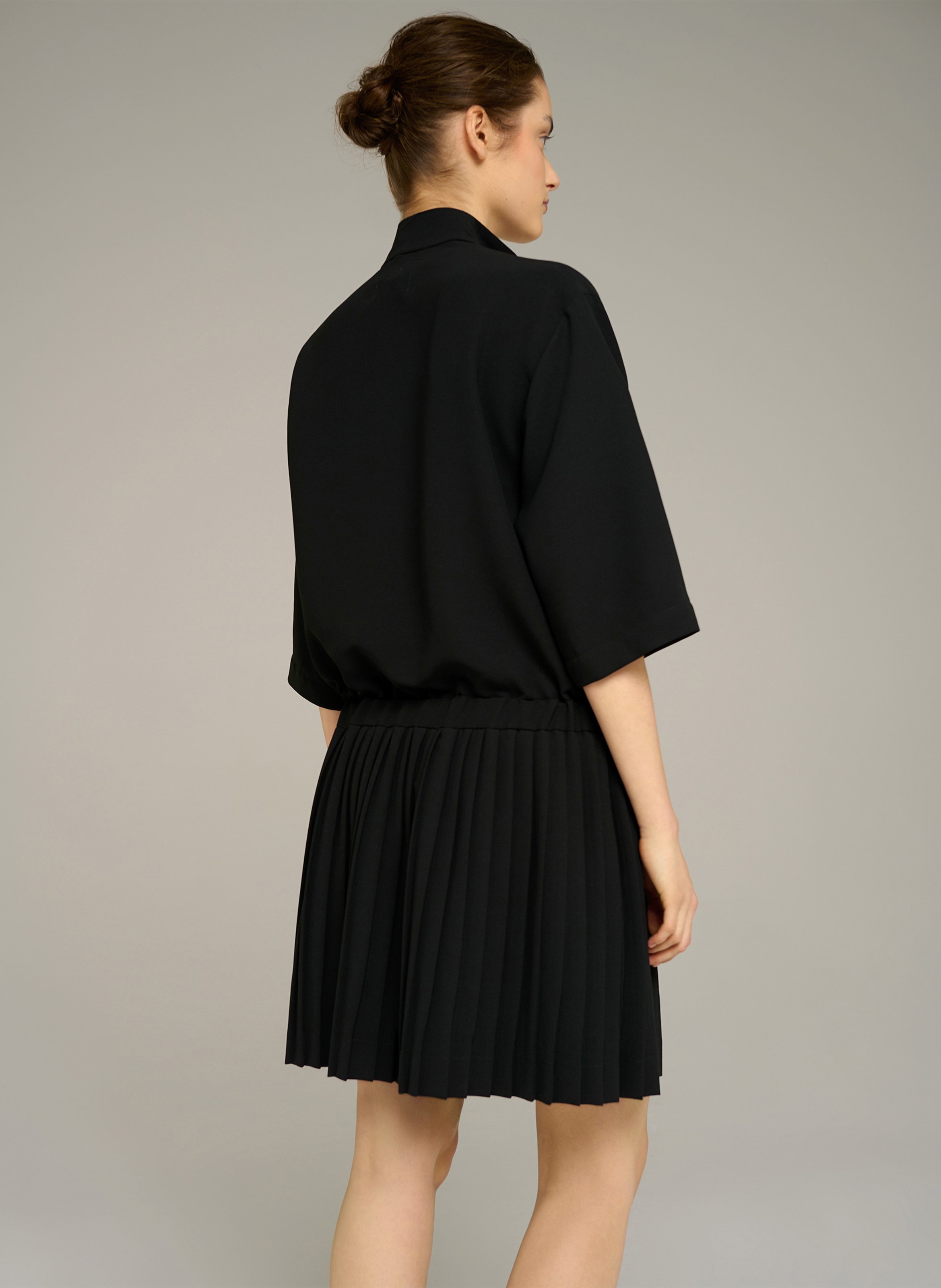 Kurzes Kleid mit einfarbigem Plisseedetail. COTELAC ACOTE Schwarz