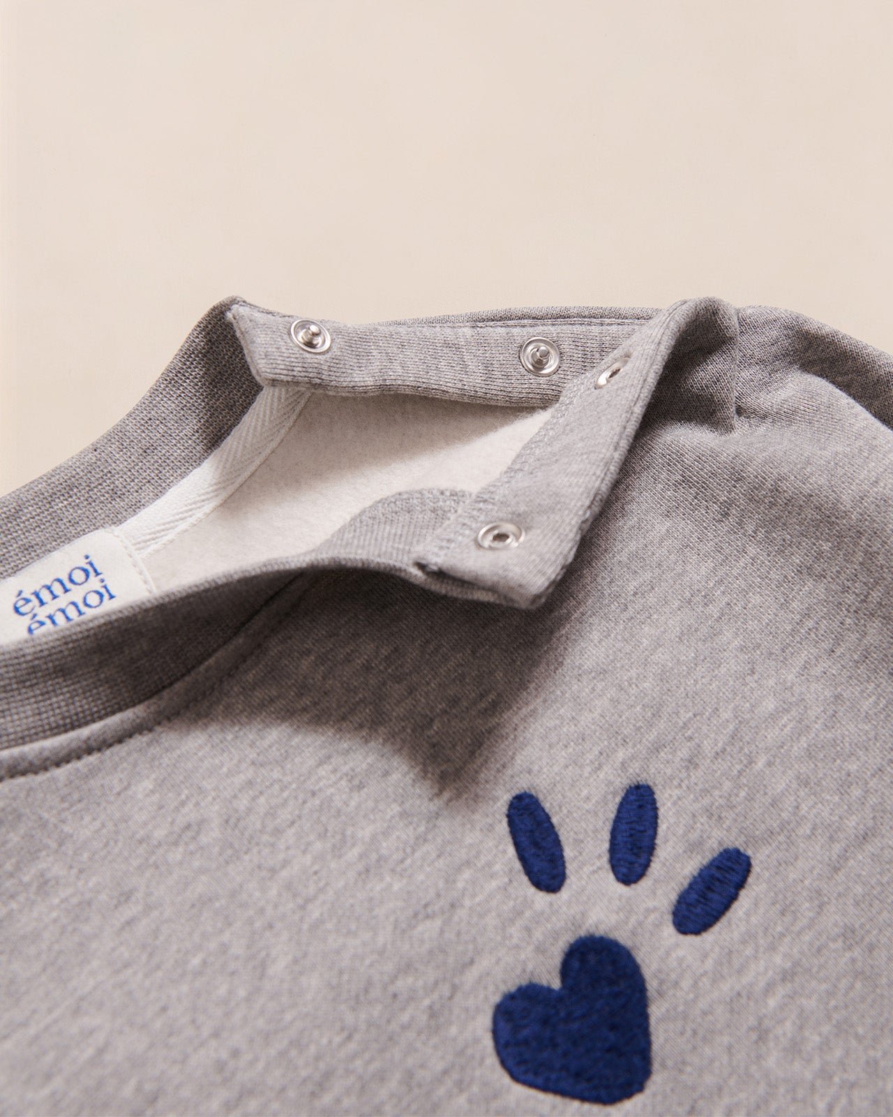 The "Love Declaration" sweatshirt is made of organic cotton. EMOI EMOI Grey