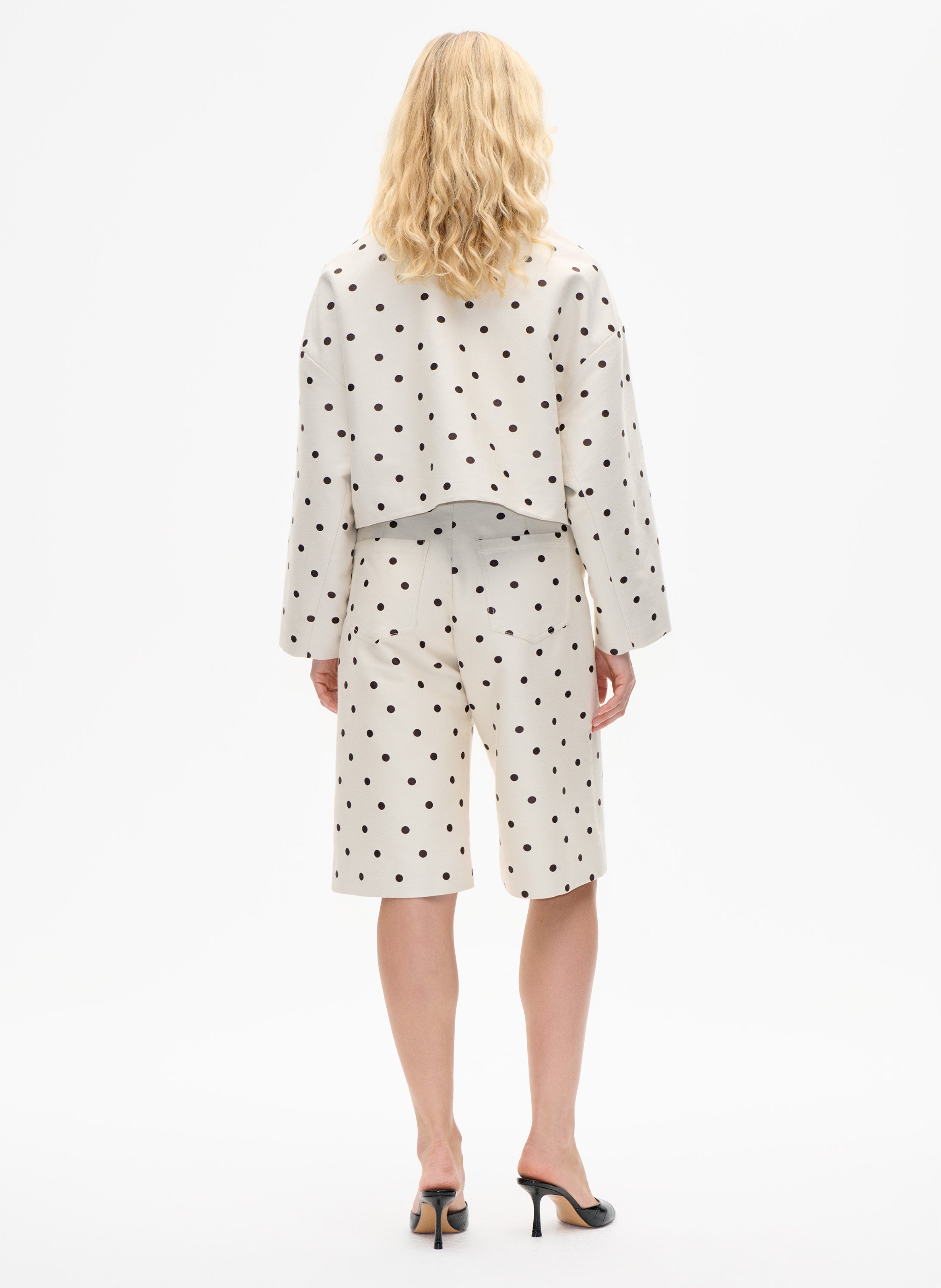 Gerade geschnittene Jacke mit klassischem Kragen aus Bio-Baumwolle mit Print. BAUM UND PFERDGARTEN Weiss