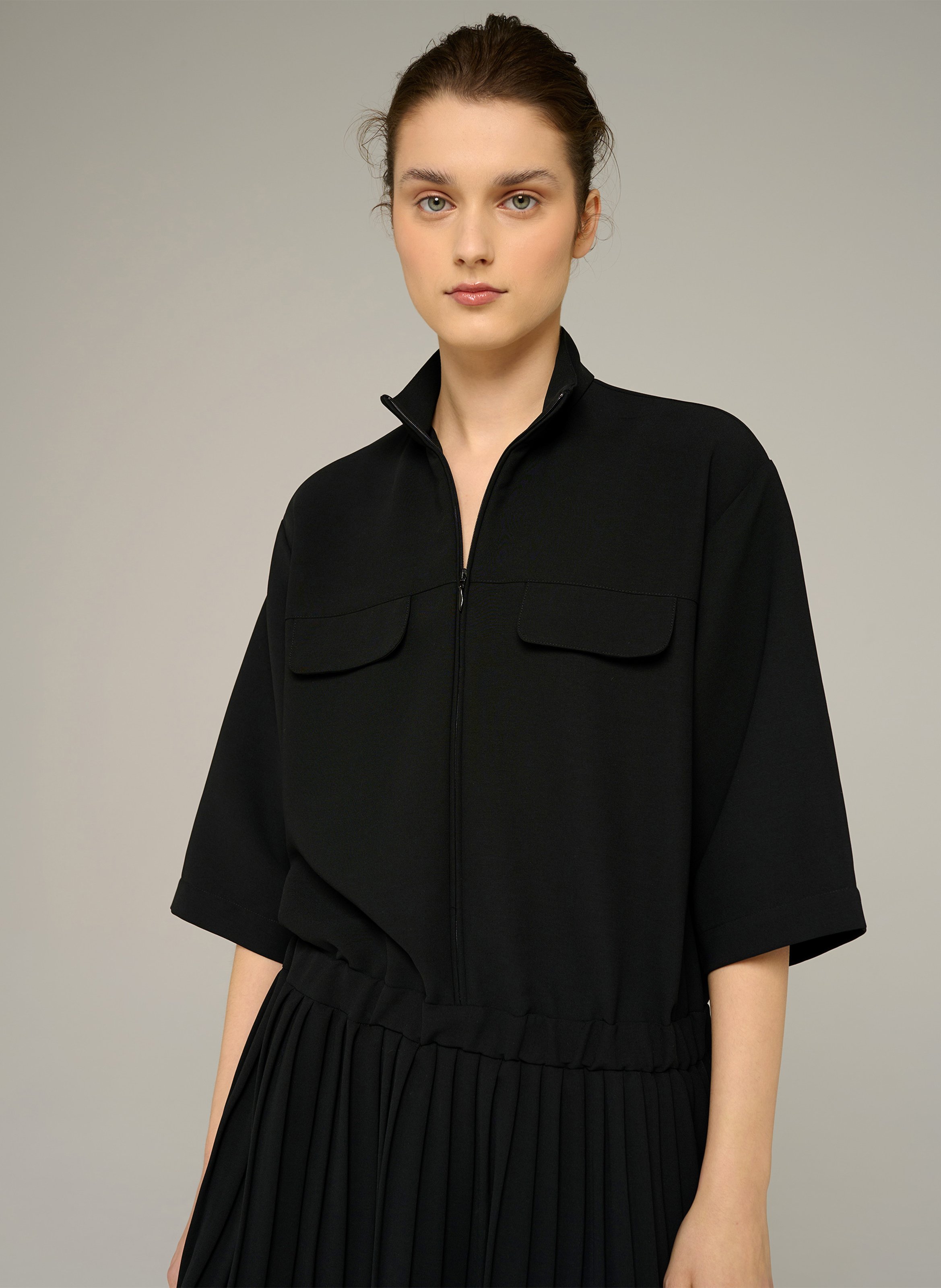 Kurzes Kleid mit einfarbigem Plisseedetail. COTELAC ACOTE Schwarz