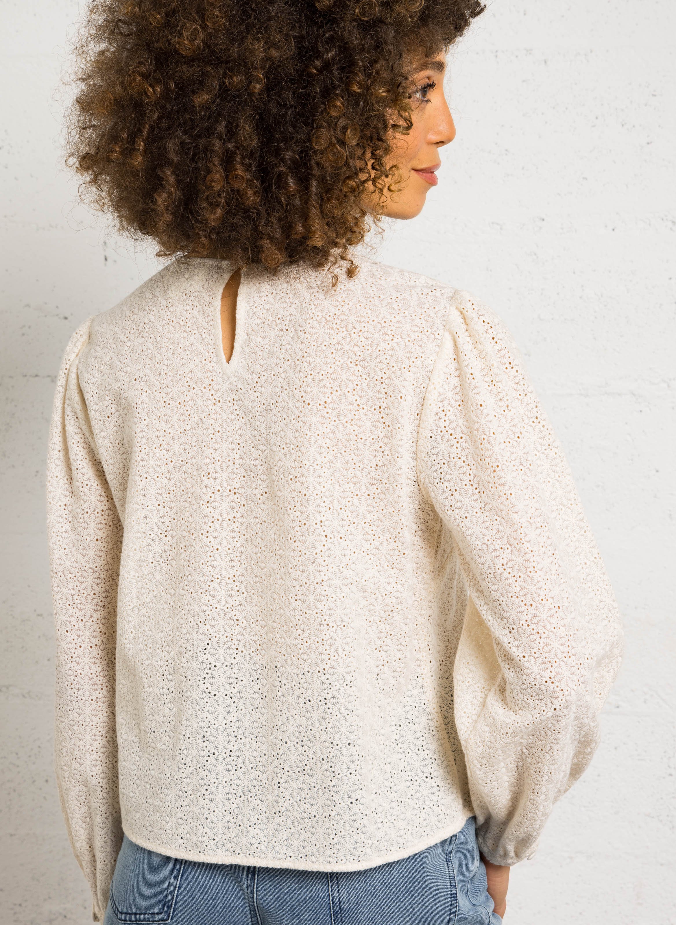 Rechte top met lange mouwen en borduursel. MAISON 123 Beige