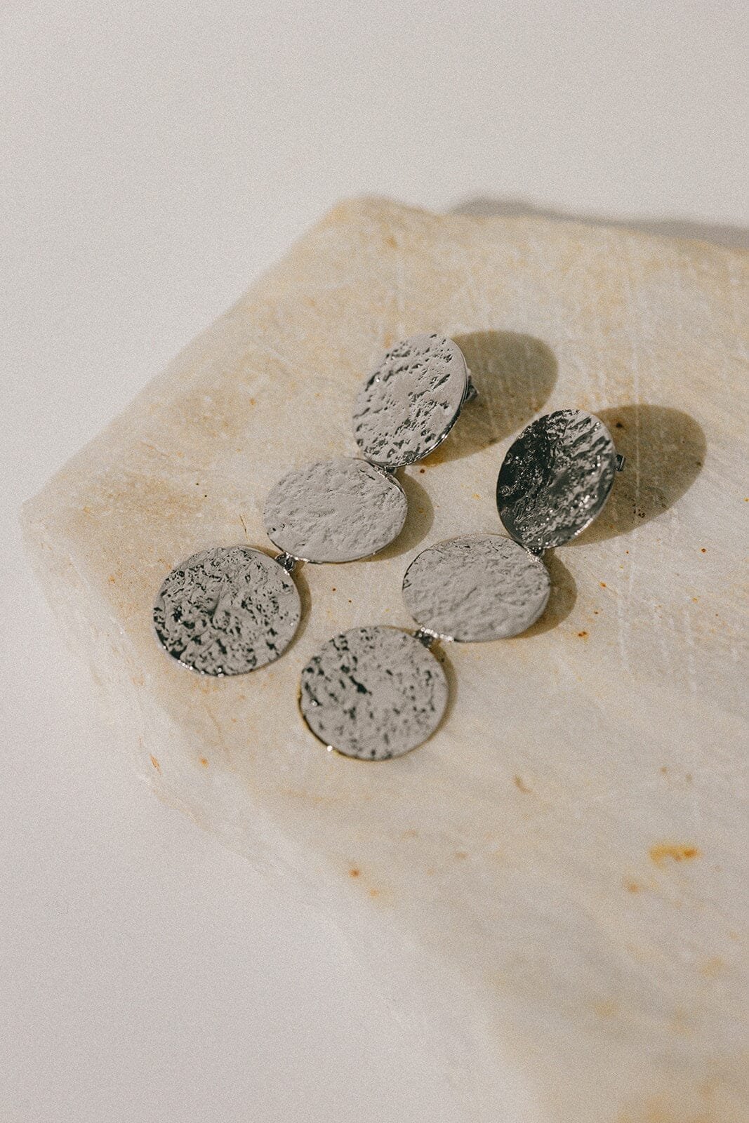 Large hammered round gold-plated stud drop earrings MONSIEUR SIMONE Silver