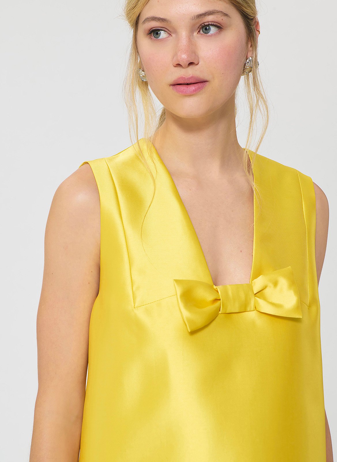 Korte mouwloze satijnen jurk TARA JARMON Geel