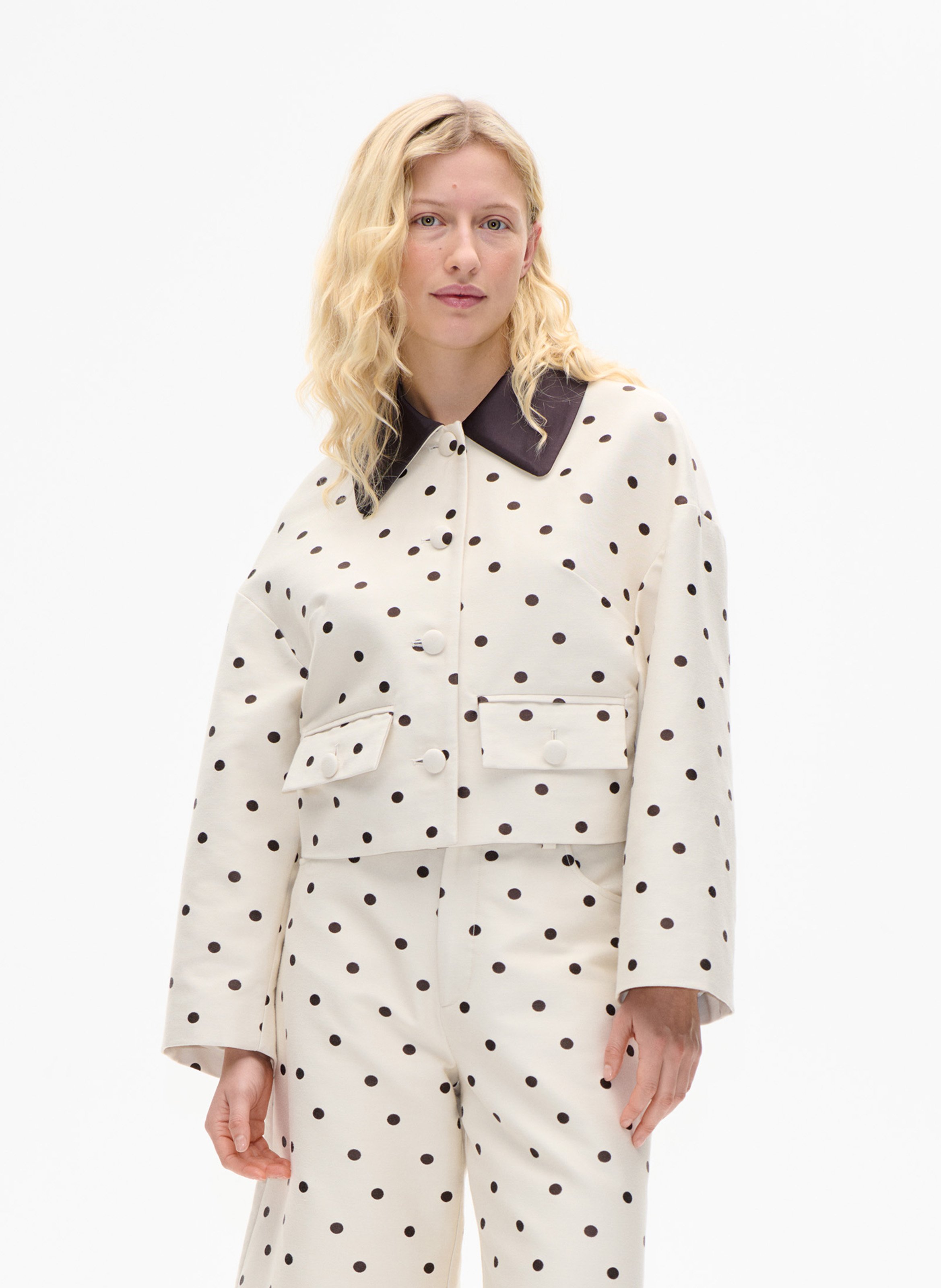 Gerade geschnittene Jacke mit klassischem Kragen aus Bio-Baumwolle mit Print. BAUM UND PFERDGARTEN Weiss