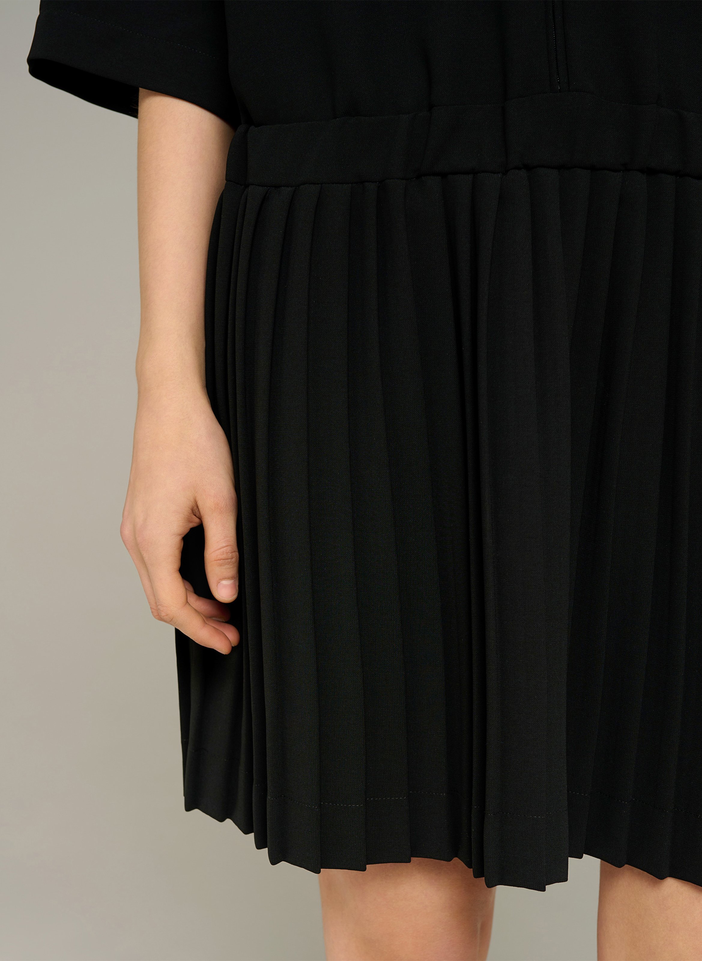 Kurzes Kleid mit einfarbigem Plisseedetail. COTELAC ACOTE Schwarz