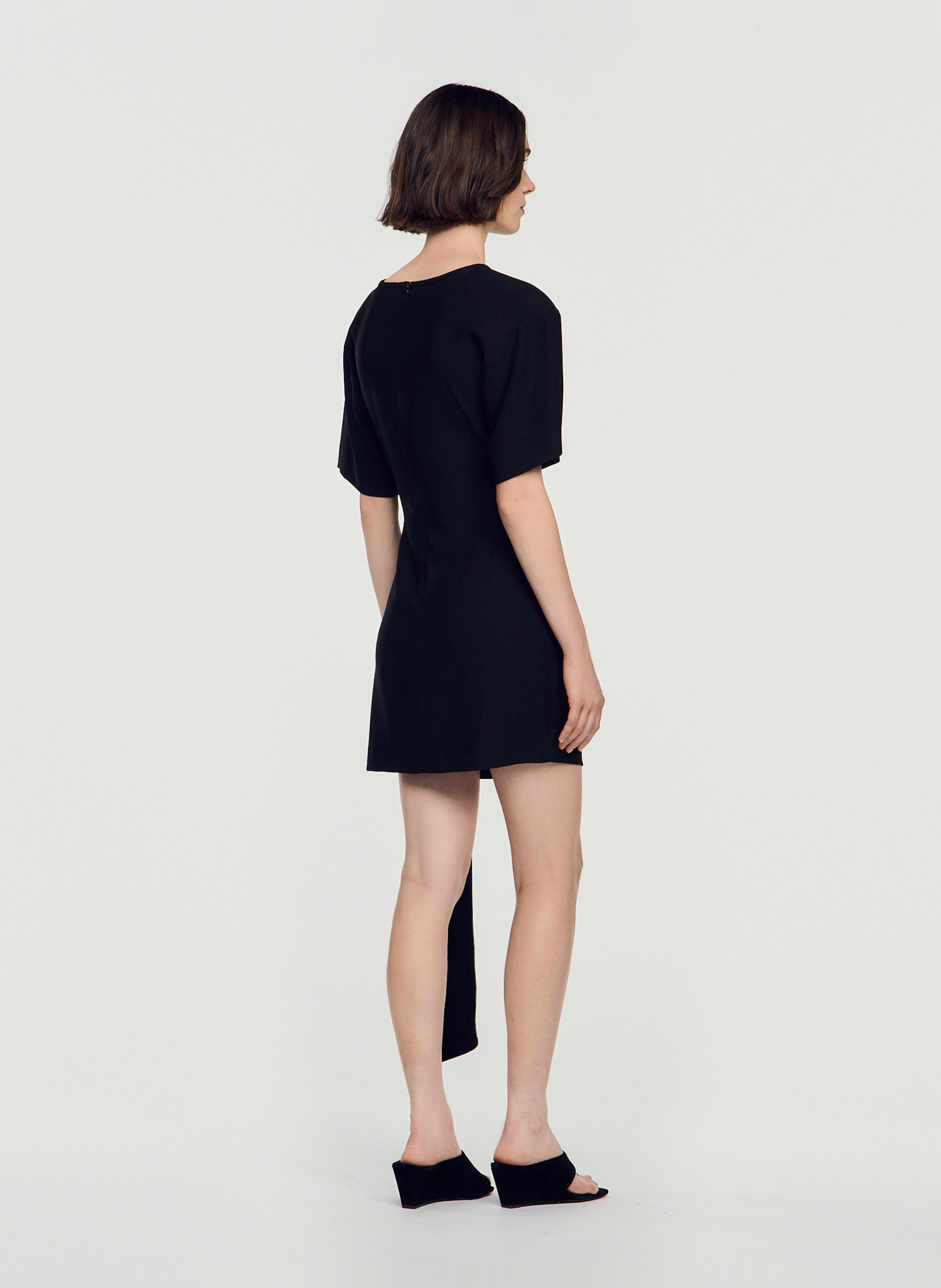 Gerade geschnittenes Kleid mit Rundhalsausschnitt und Drapierung SANDRO Schwarz
