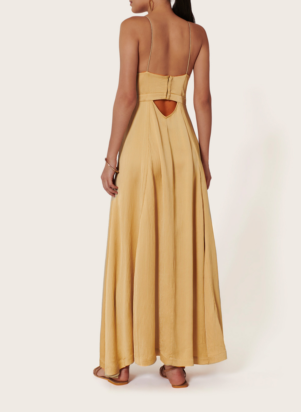 Lange, glanzende jurk met V-hals KARMA KOMA Beige