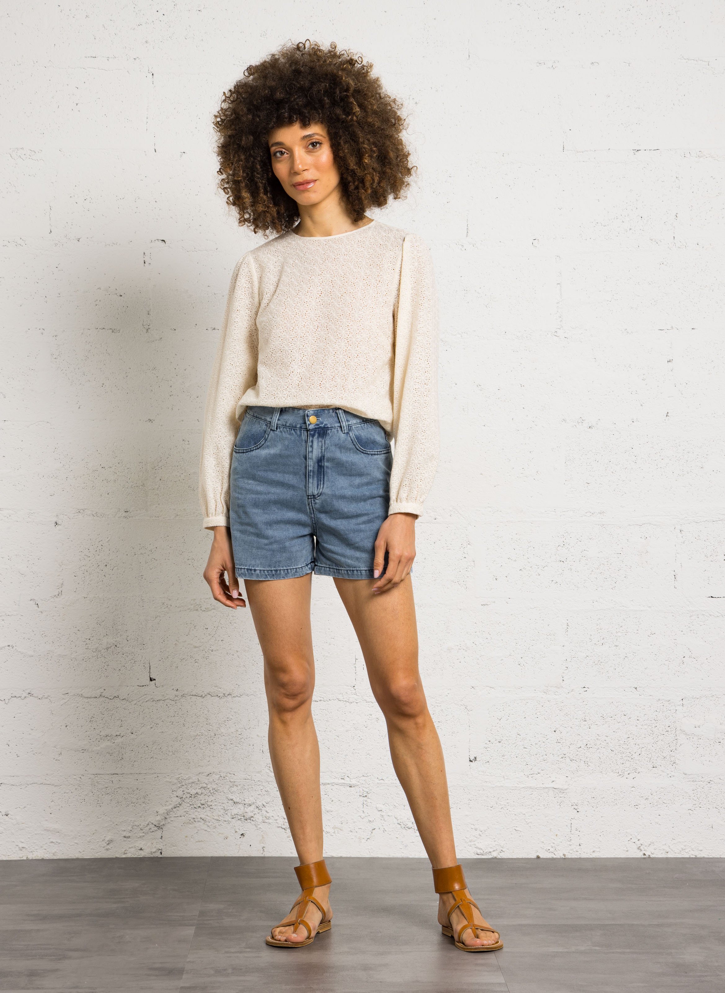 Rechte top met lange mouwen en borduursel. MAISON 123 Beige