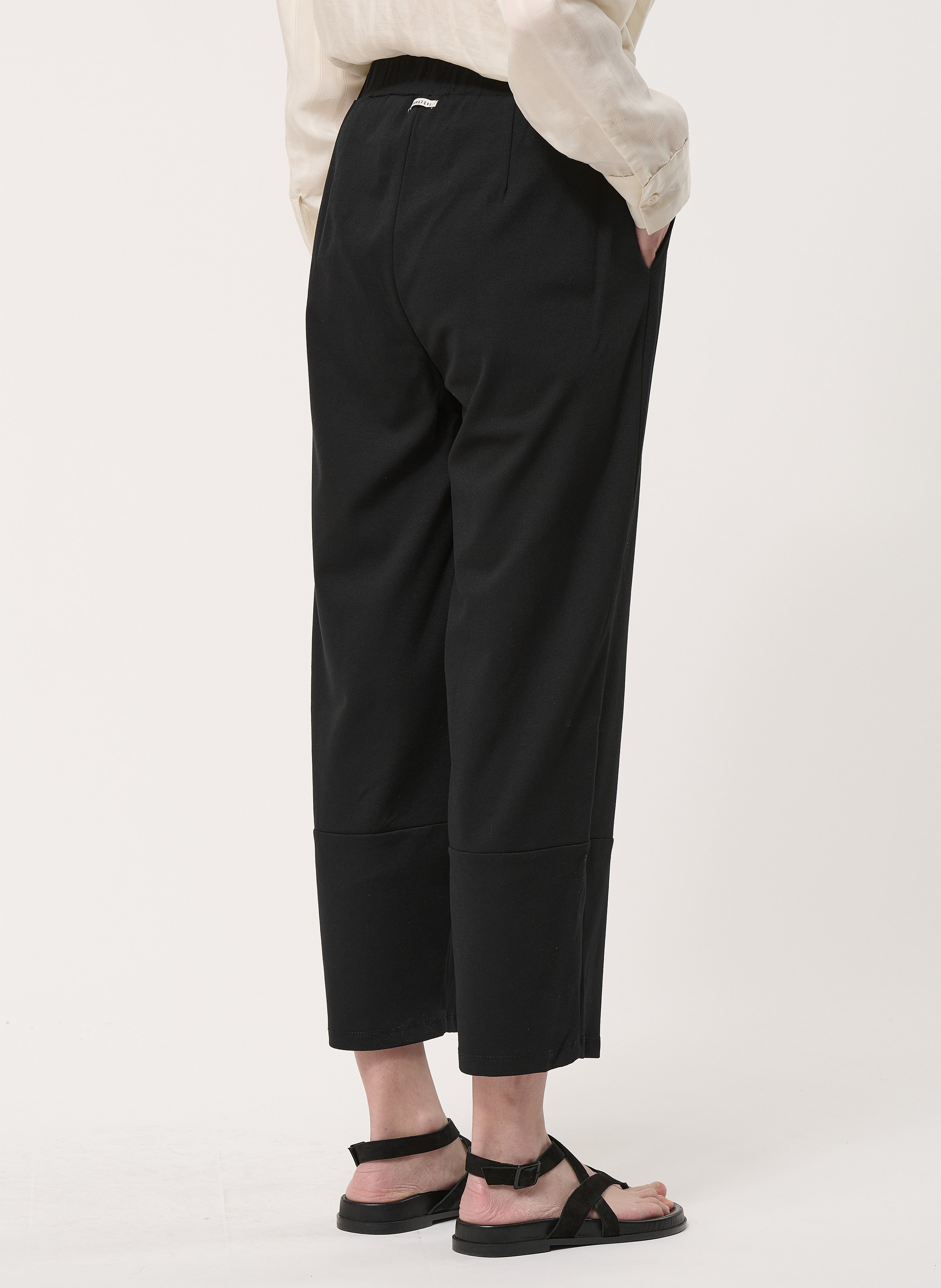 Gerade geschnittene Hose HUMILITY Schwarz