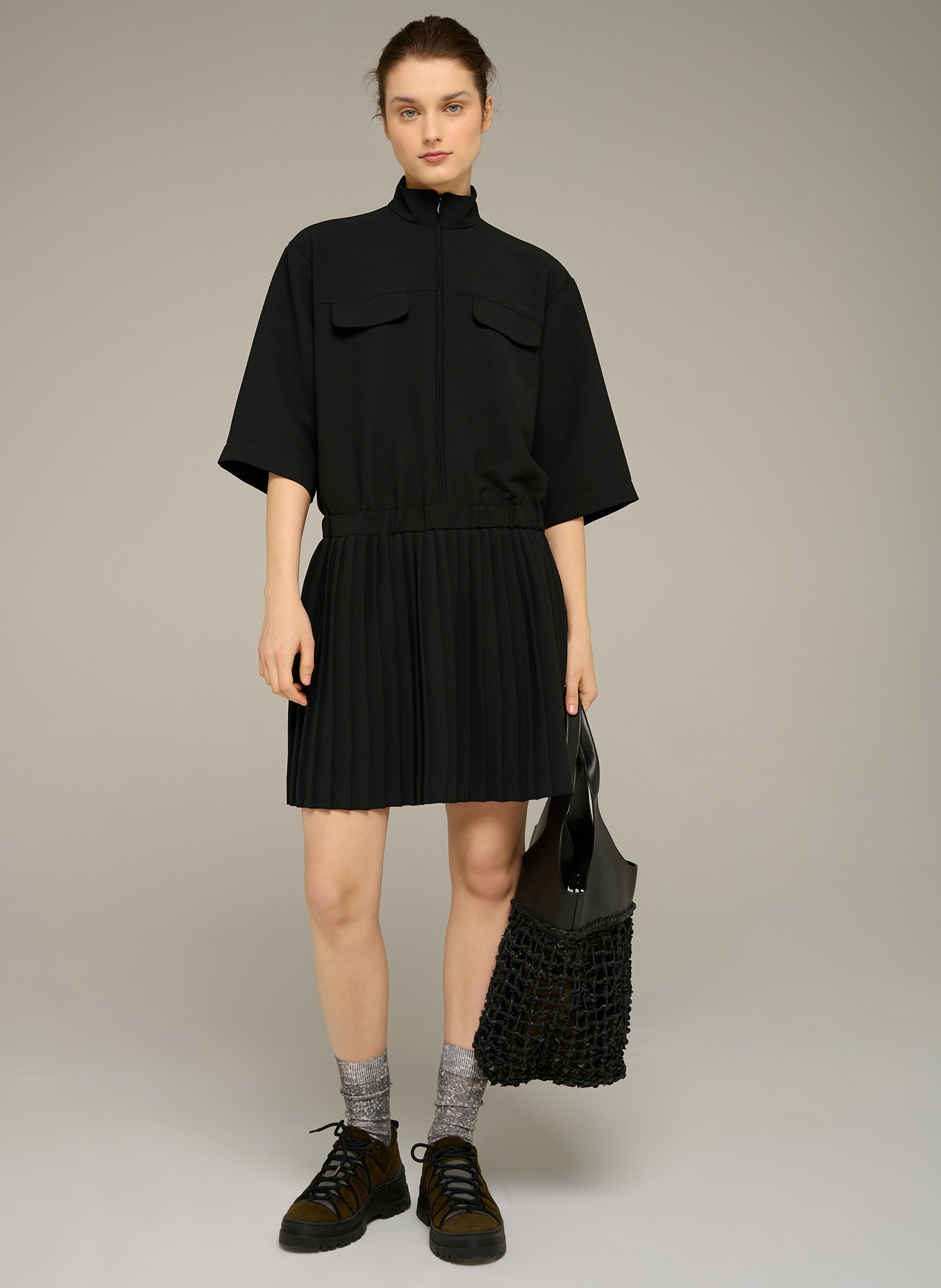 Kurzes Kleid mit einfarbigem Plisseedetail. COTELAC ACOTE Schwarz