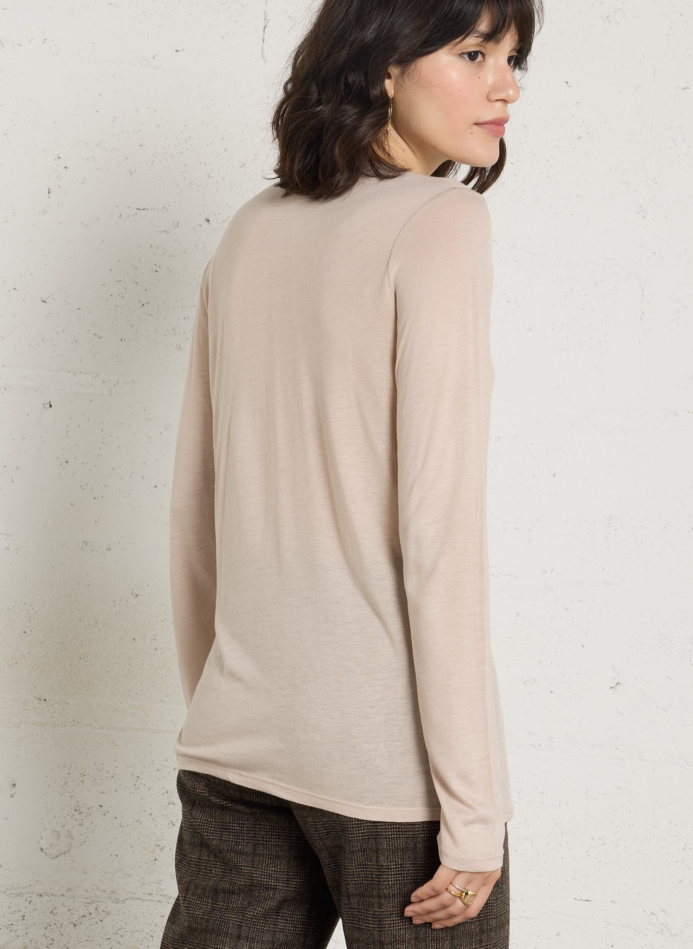 Gerader fließender Langarm-T-Shirt. SUD EXPRESS Beige
