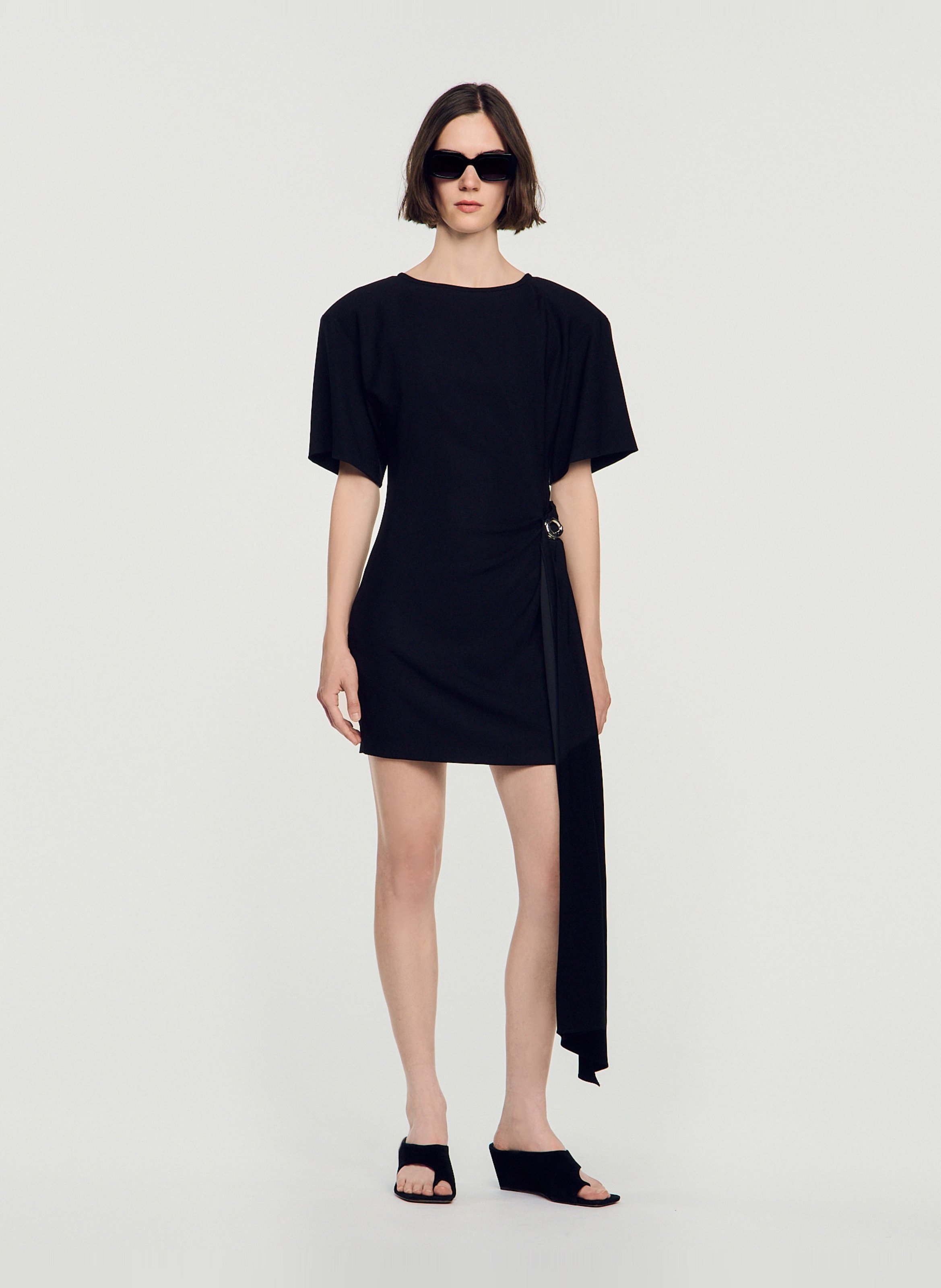 Gerade geschnittenes Kleid mit Rundhalsausschnitt und Drapierung SANDRO Schwarz