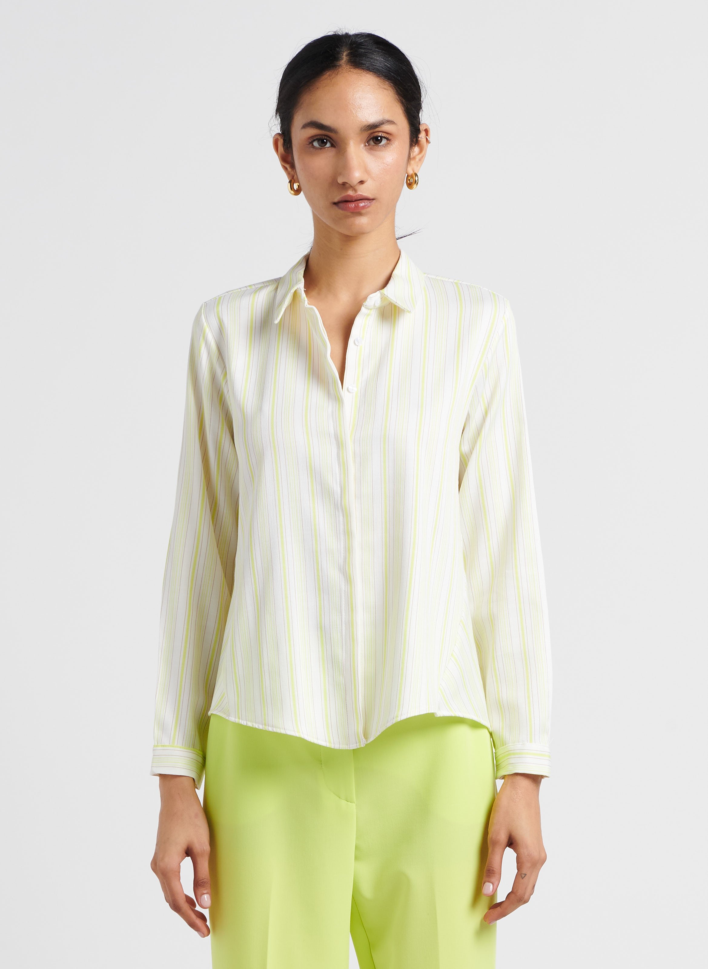 Gerade und fließend geschnittene Hose - Look 1