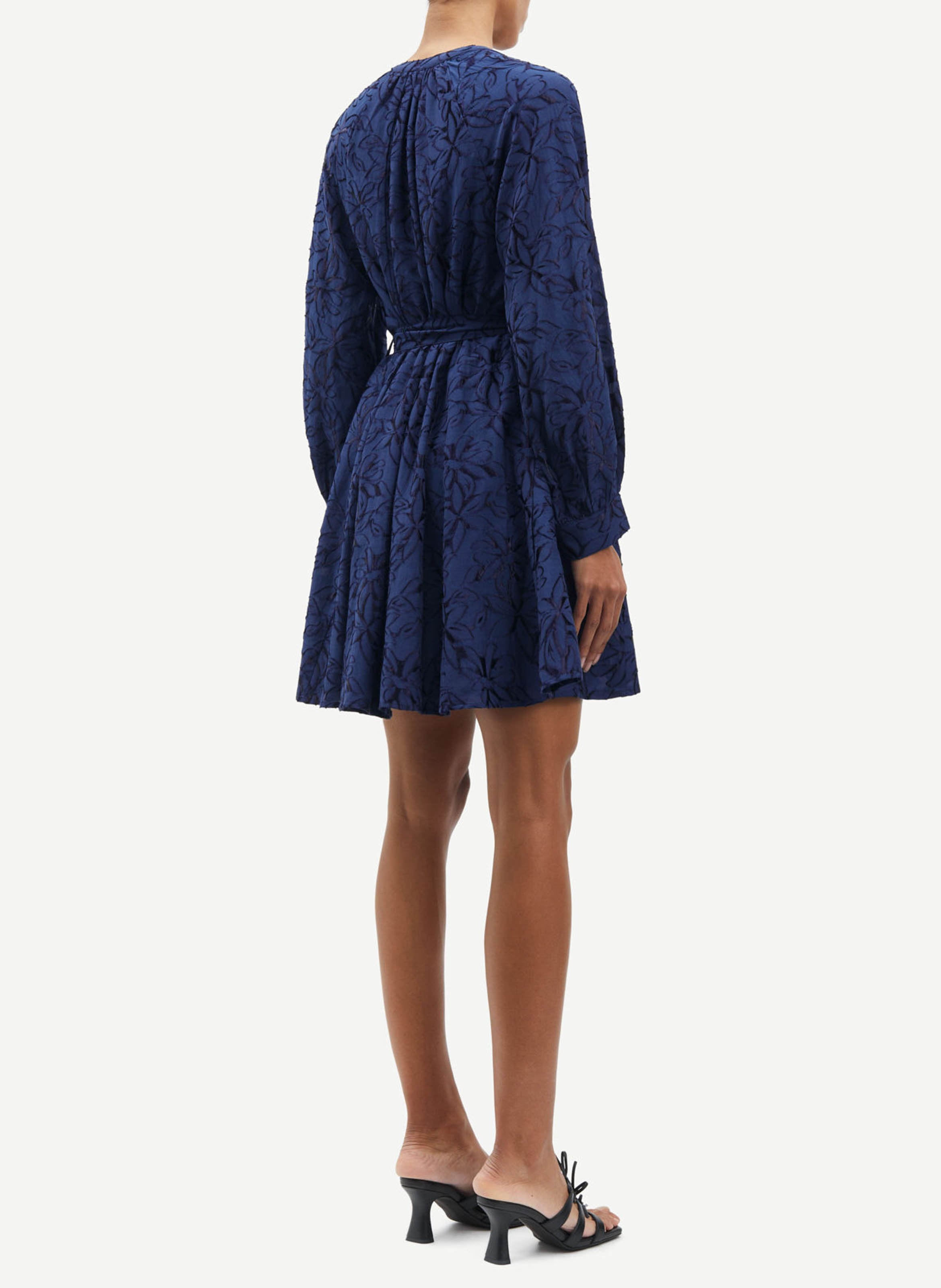 Kurzes, lockeres Kleid mit V-Ausschnitt aus bedrucktem Jacquard-Gewebe. SAMSOE SAMSOE Blau