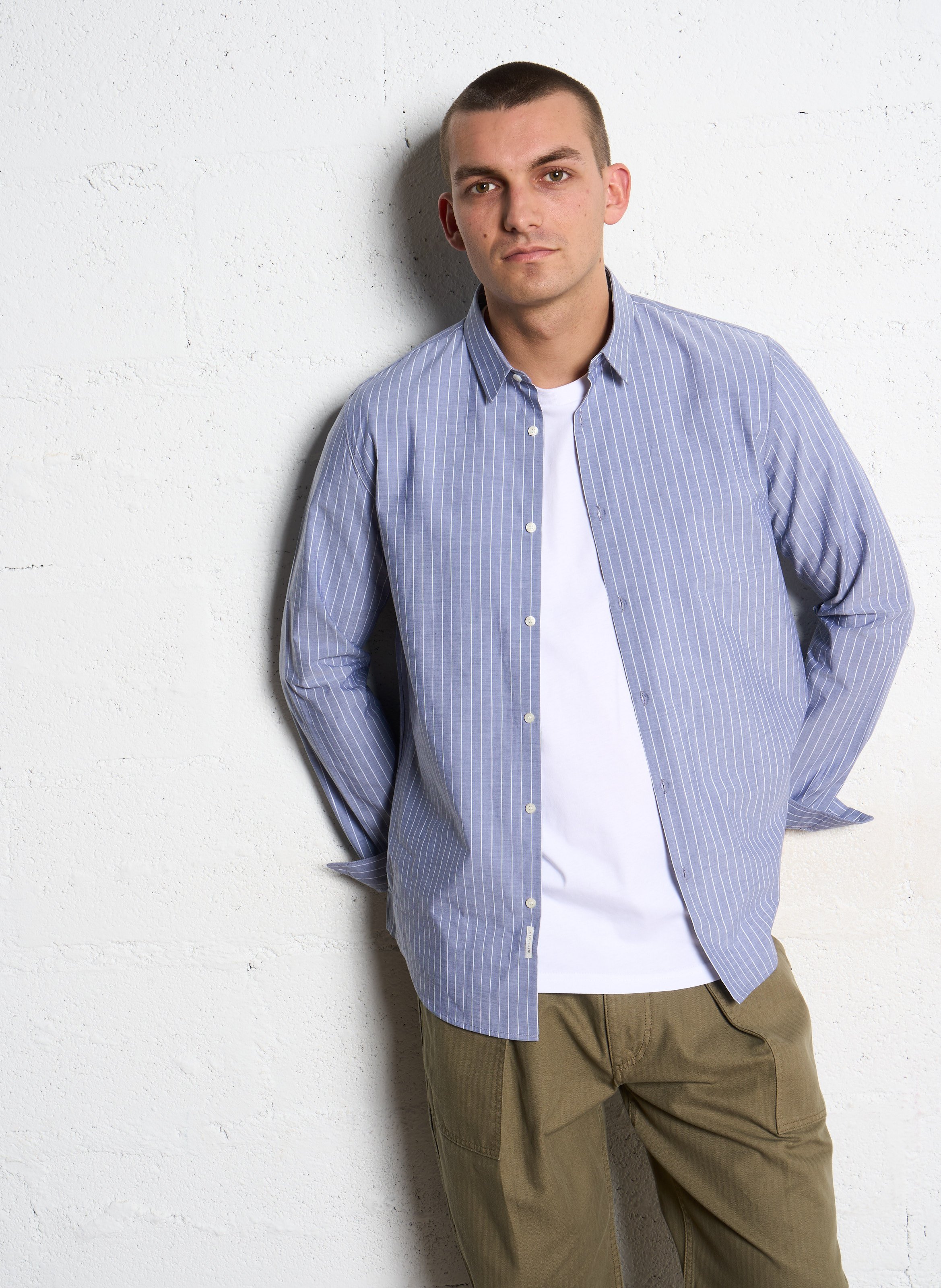 Slim-Fit Hemd mit Pariser Kragen, gestreift aus Baumwolle und Leinen. IKKS Blau