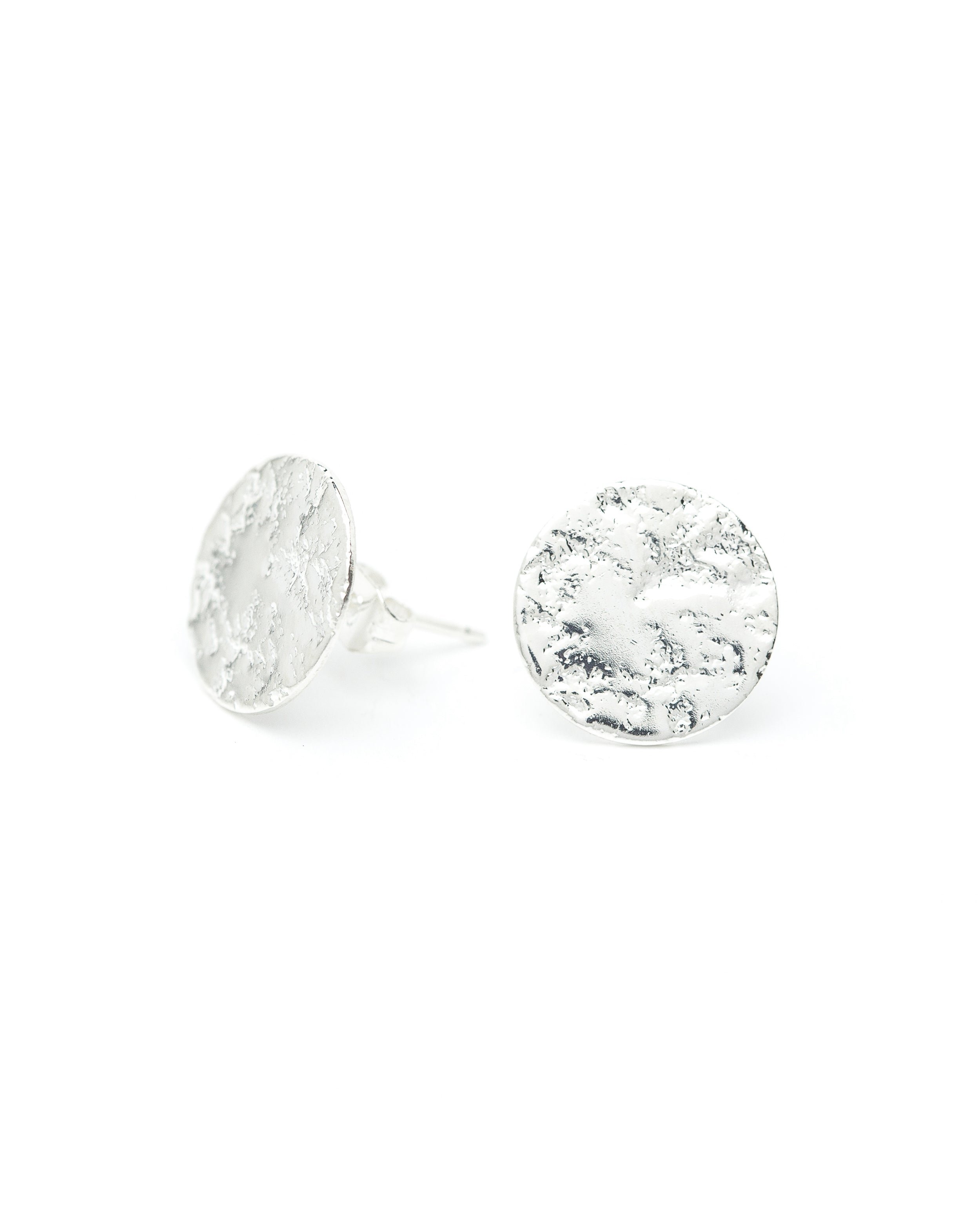 Hammered round silver-plated stud earrings MONSIEUR SIMONE