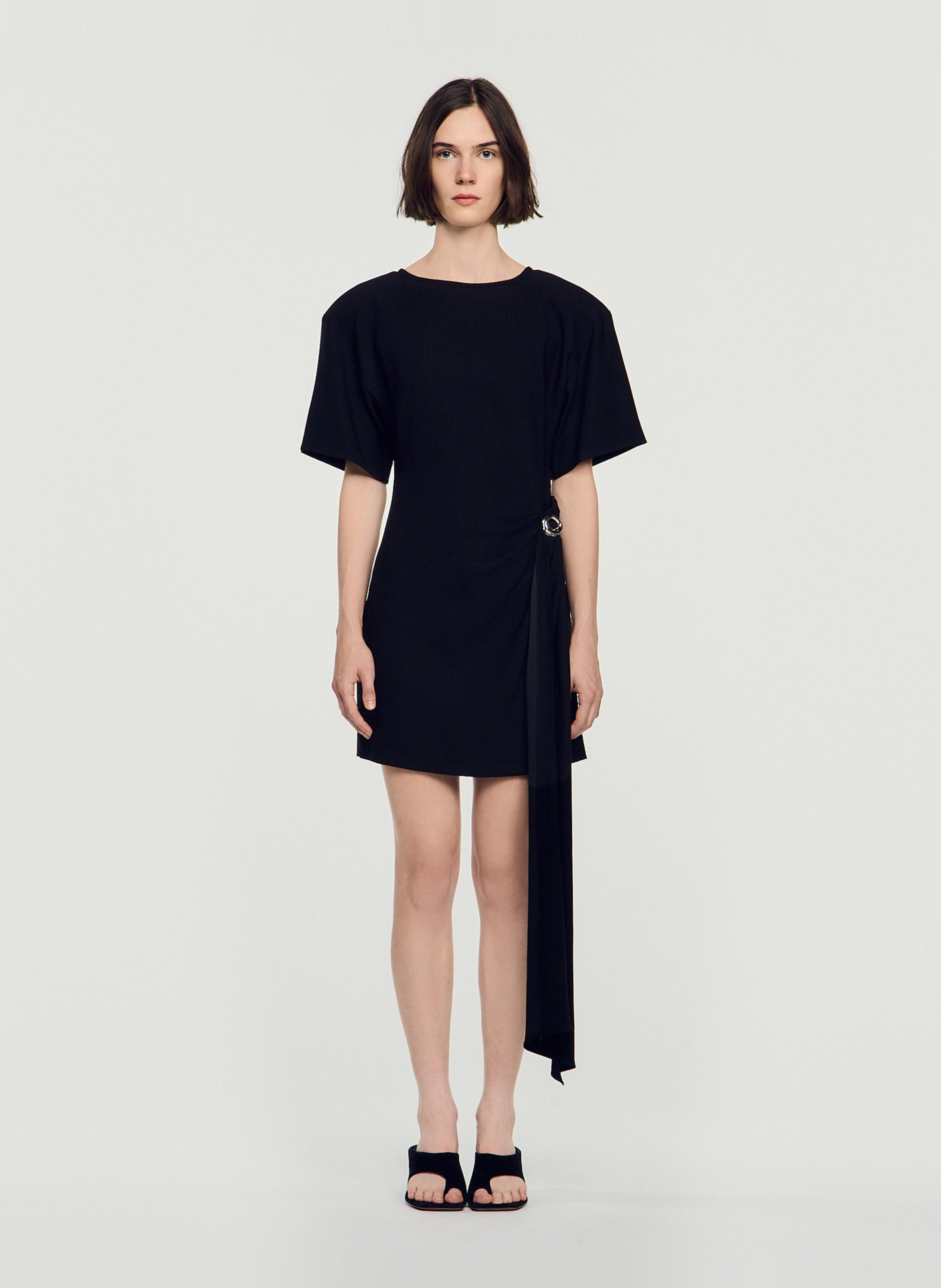 Gerade geschnittenes Kleid mit Rundhalsausschnitt und Drapierung SANDRO Schwarz