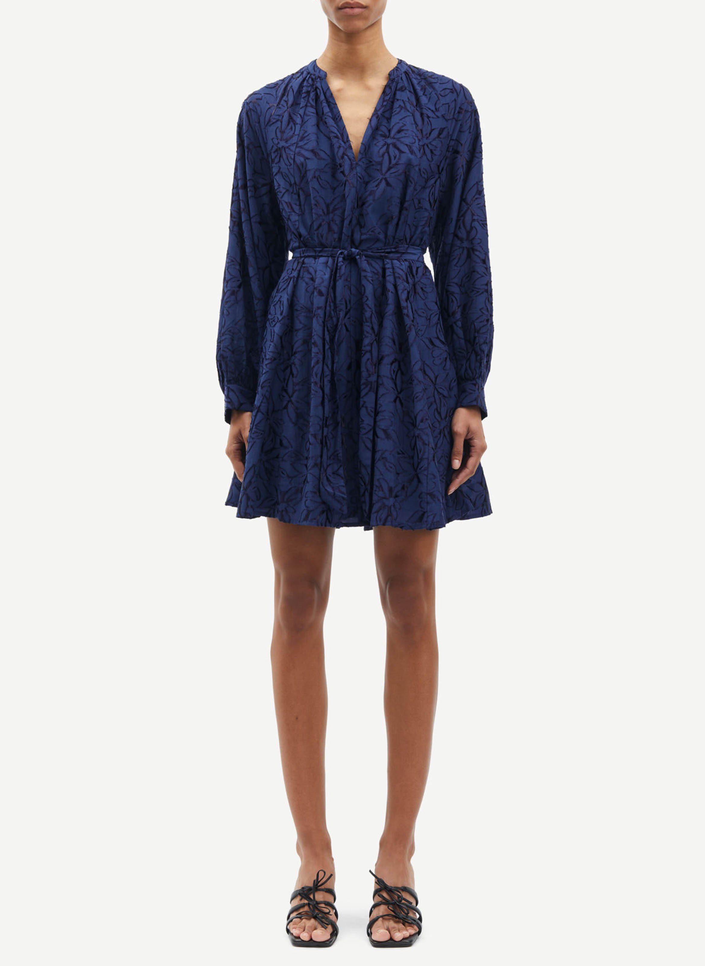 Kurzes Lockeres Kleid Mit V ausschnitt Aus Bedrucktem Jacquard gewebe. Pageant Blue Samsoe Samsoe Damen F24100117 194111TCX PAGEANT BLUE Place des Tendances Deutschland