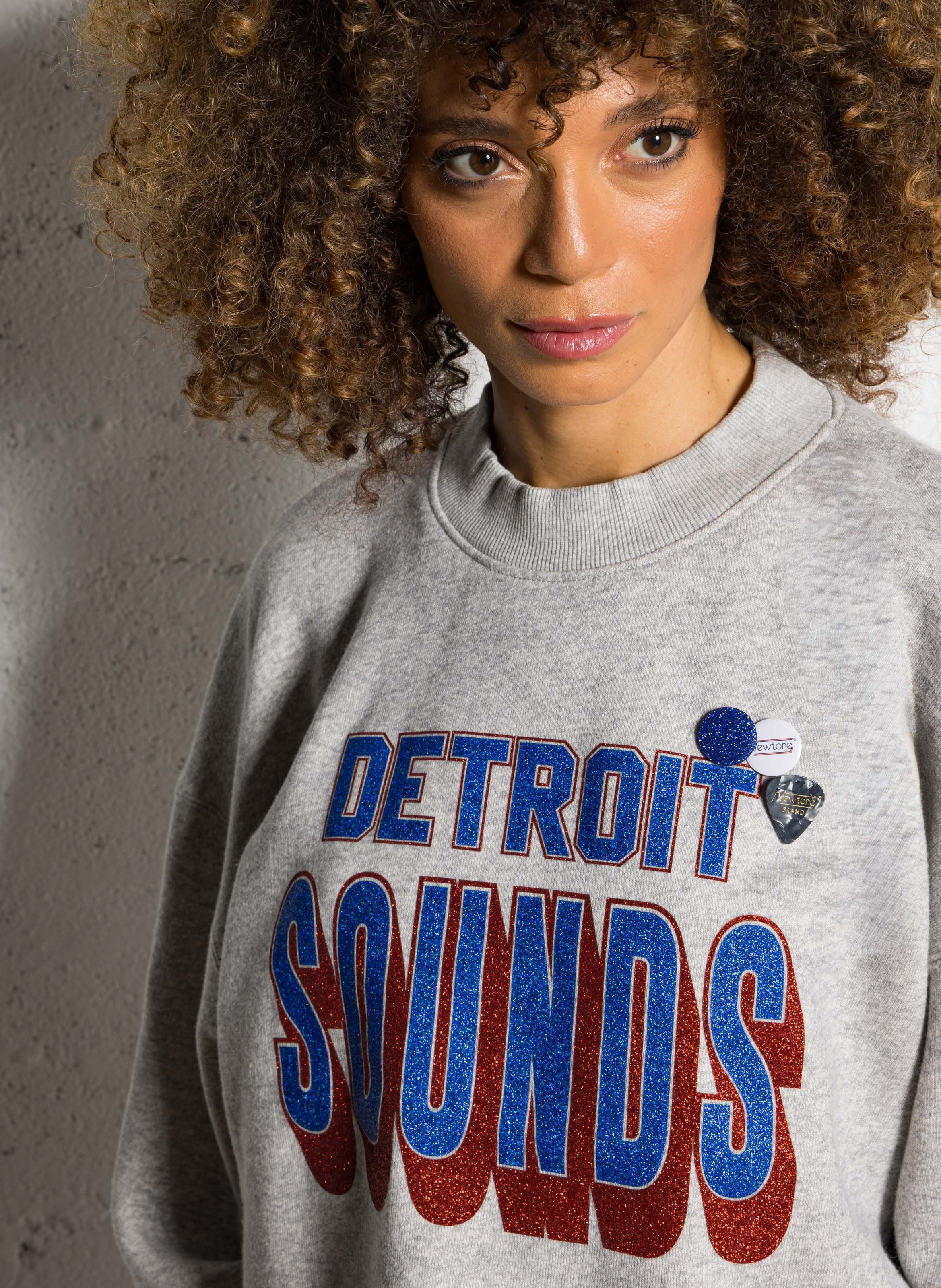 Sweat ample col montant sérigraphie paillettes en coton NEWTONE Gris