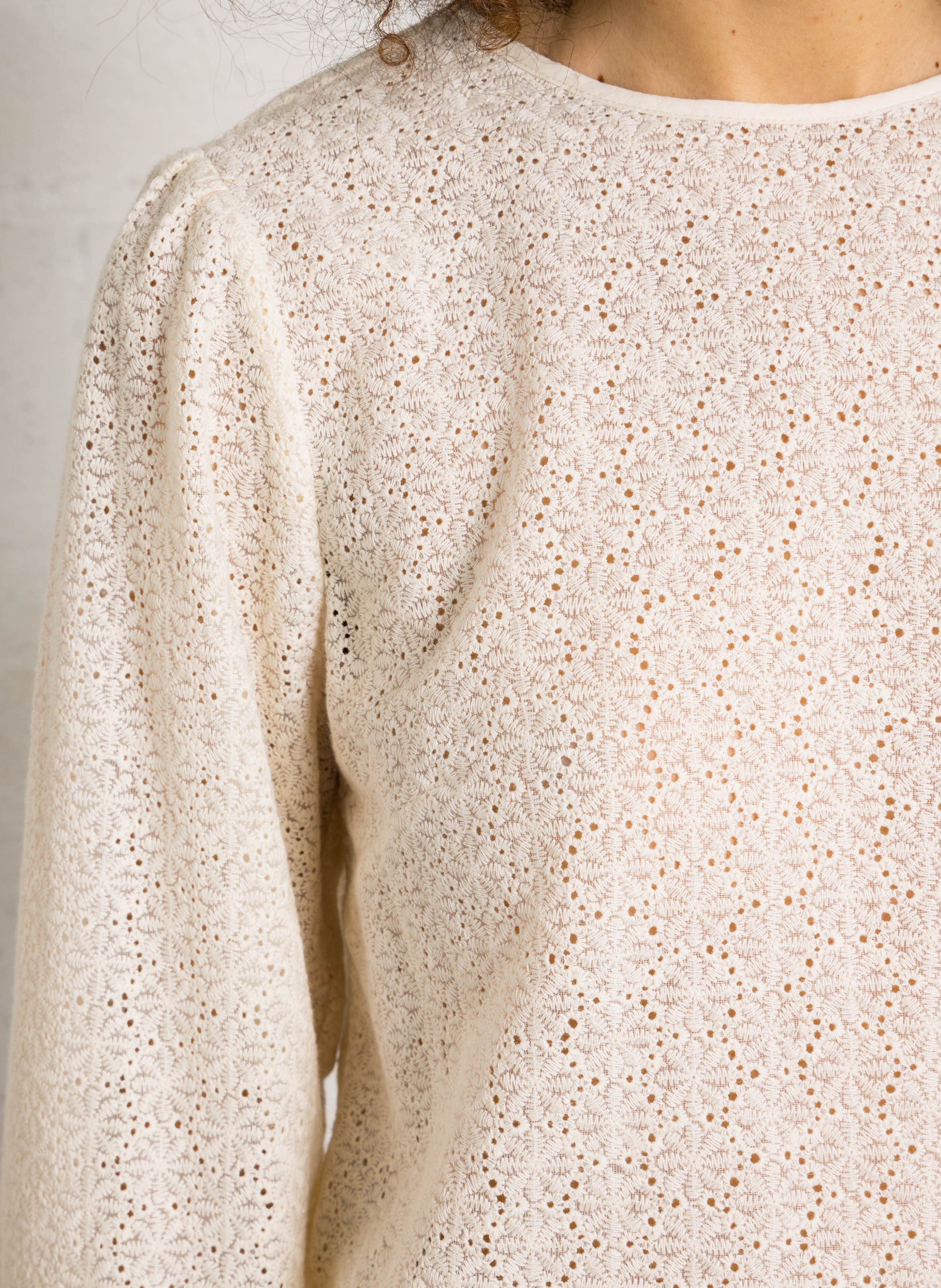 Rechte top met lange mouwen en borduursel. MAISON 123 Beige