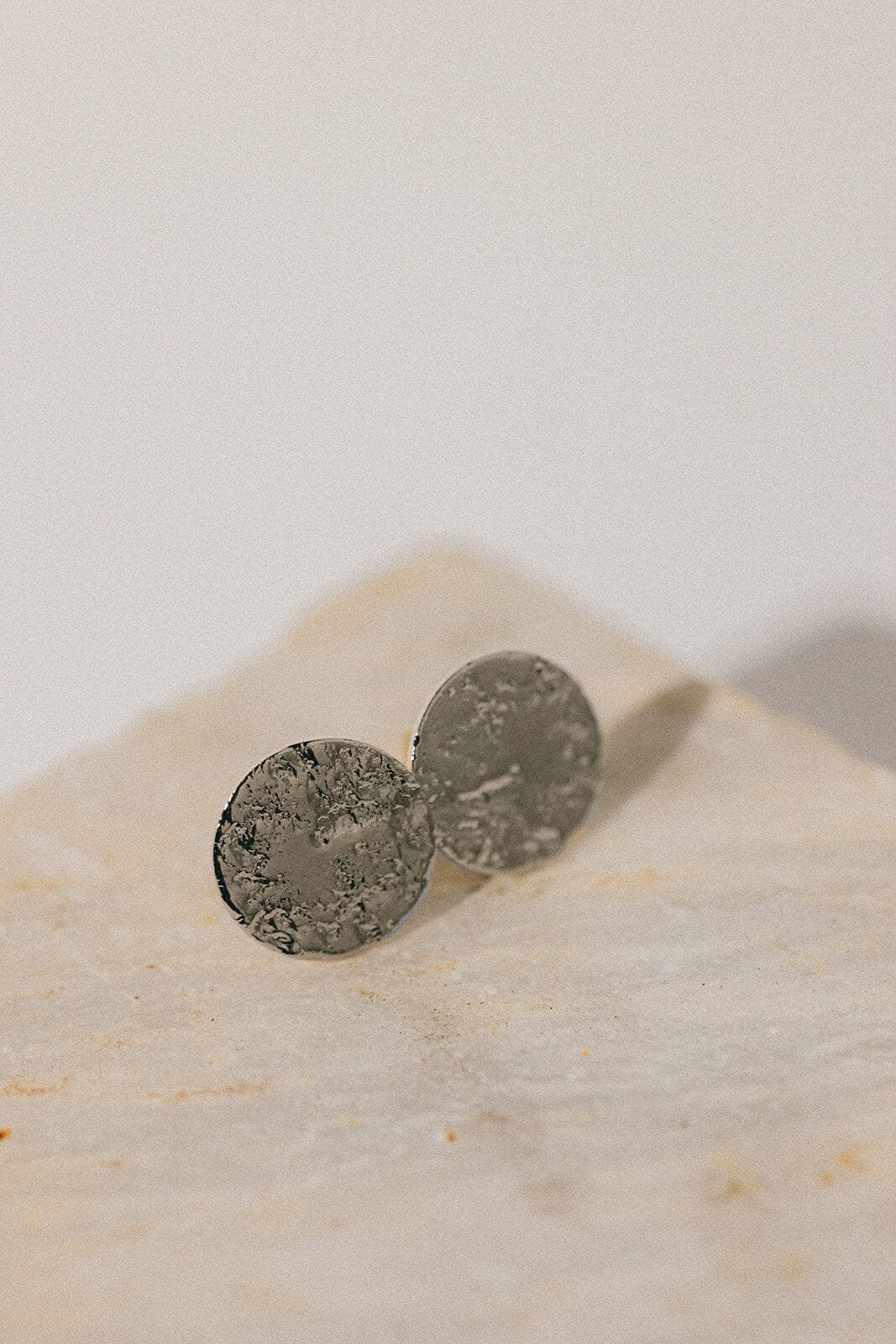 Hammered round silver-plated stud earrings MONSIEUR SIMONE Silver
