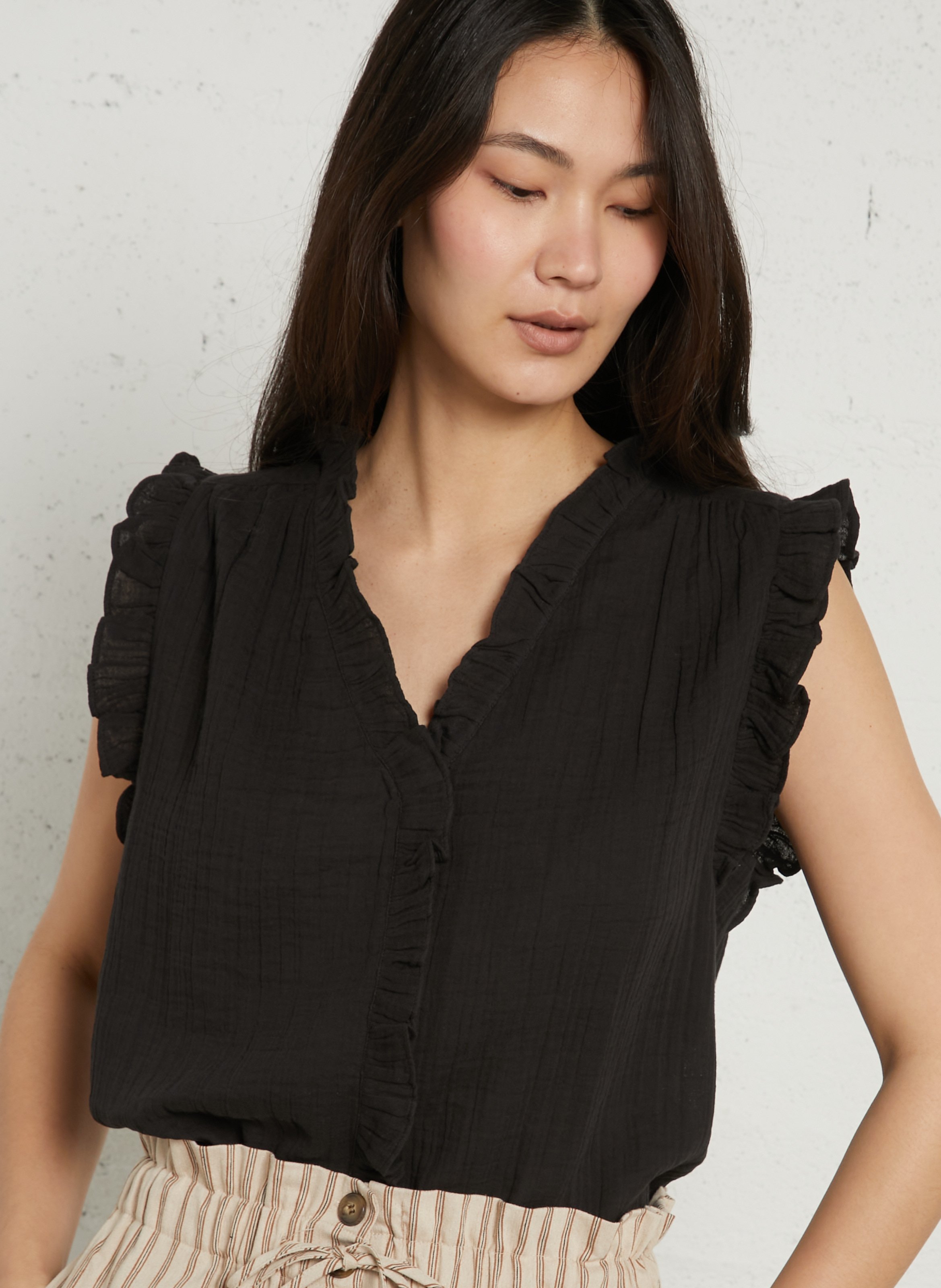 Top col V sans manches à volants DES PETITS HAUTS Noir