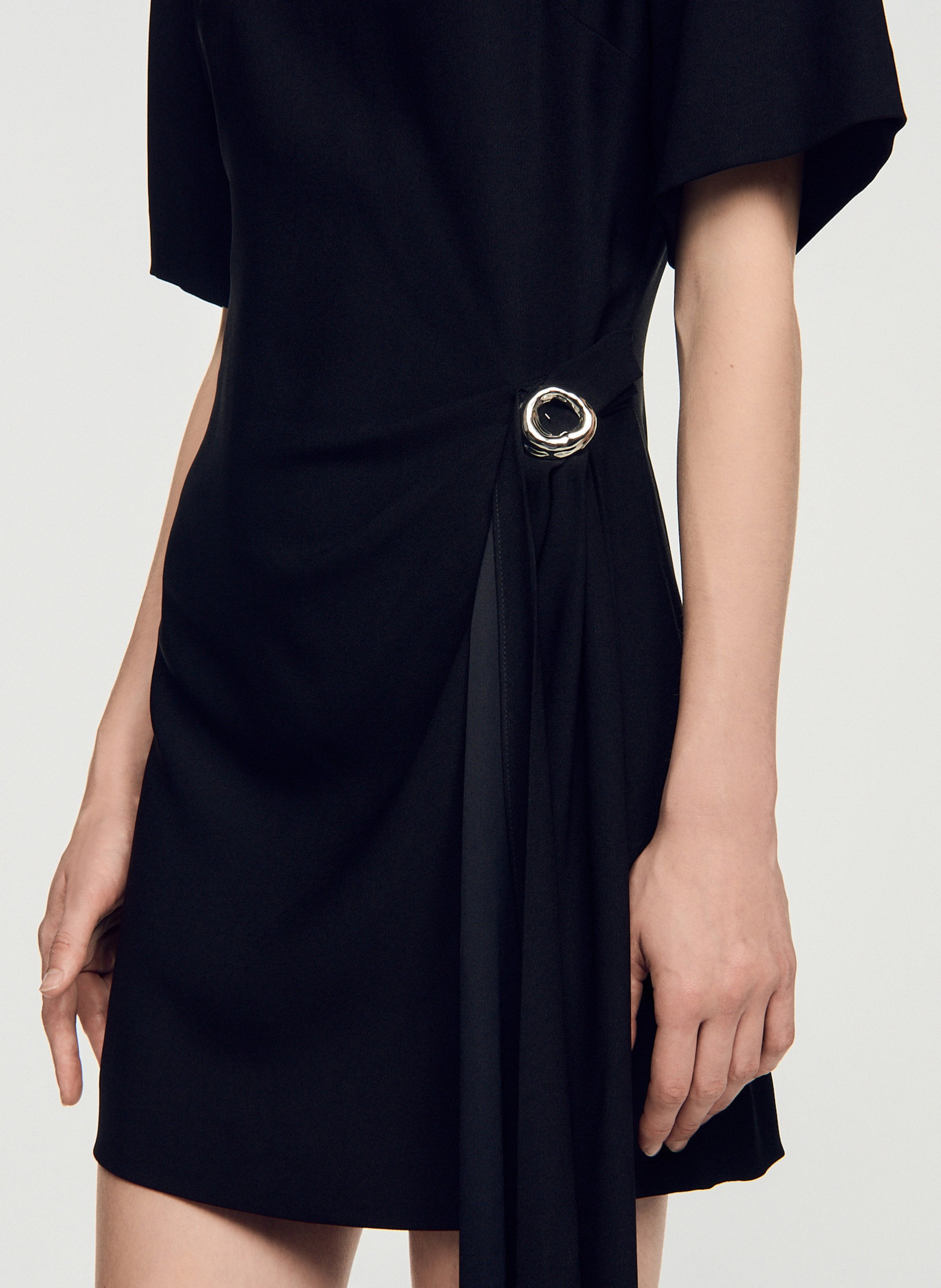 Gerade geschnittenes Kleid mit Rundhalsausschnitt und Drapierung SANDRO Schwarz