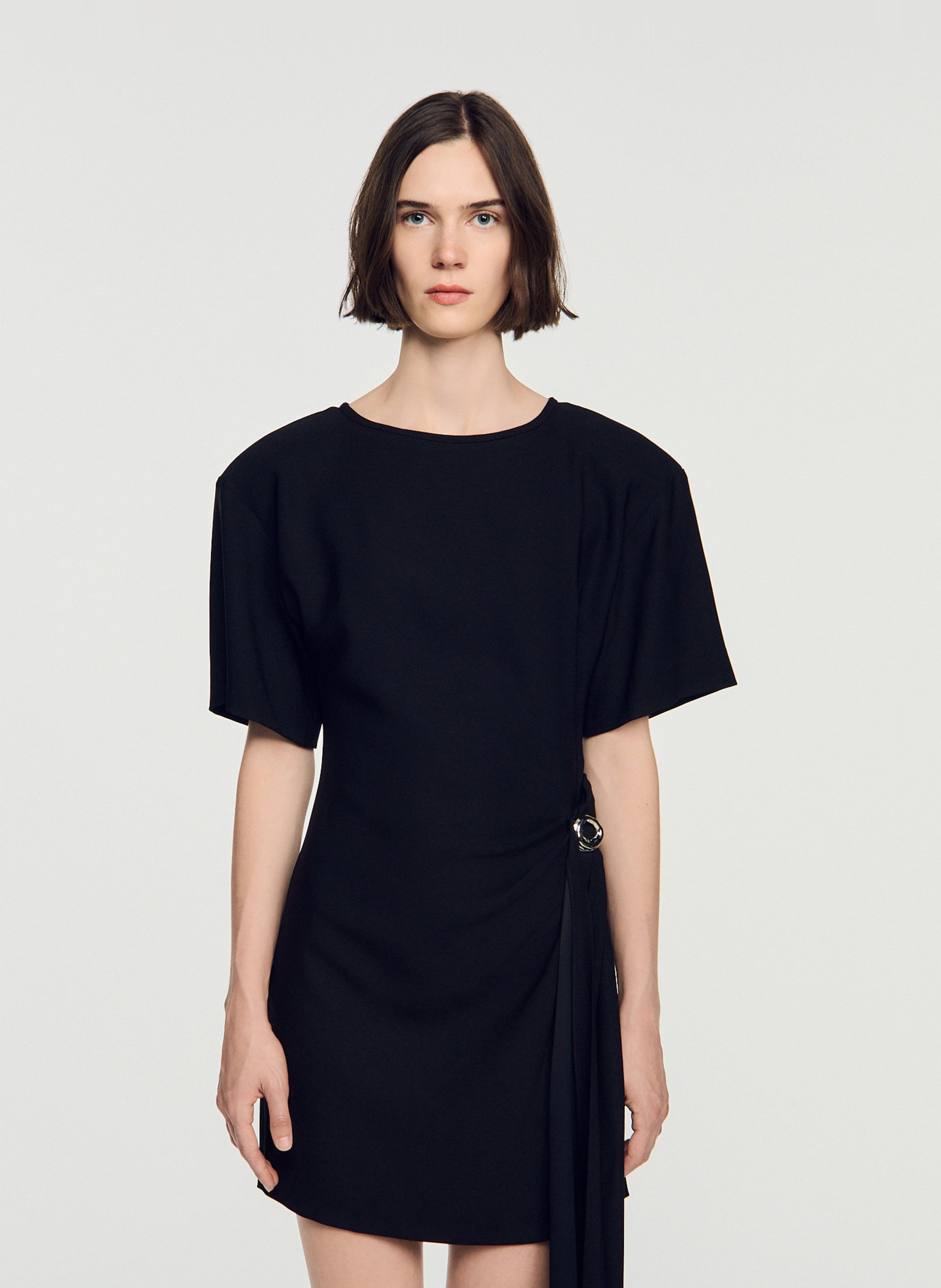 Gerade geschnittenes Kleid mit Rundhalsausschnitt und Drapierung SANDRO Schwarz