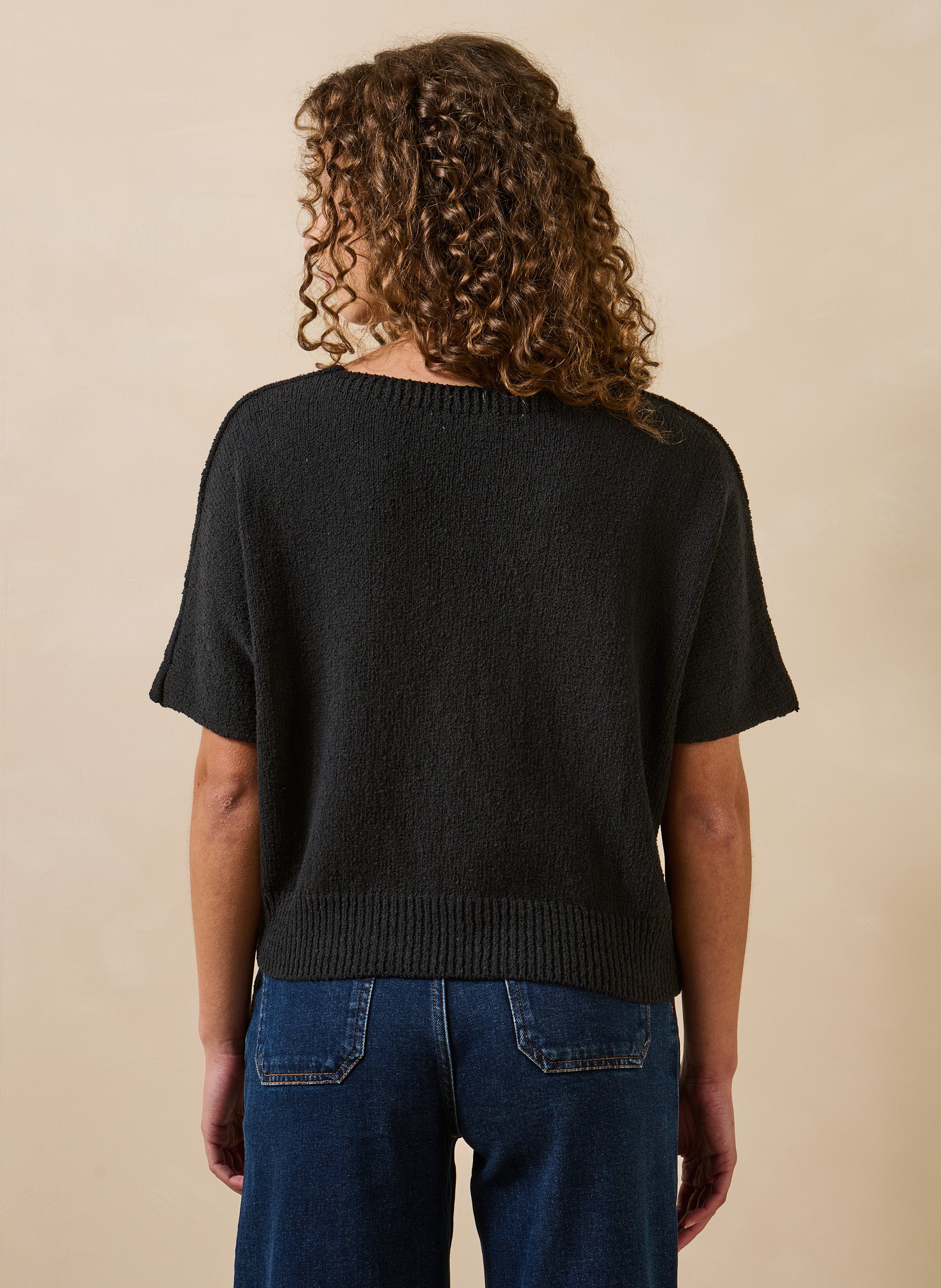 Oversize V-Ausschnitt Pullover aus recycelter Baumwollmischung. LA FEE MARABOUTEE Schwarz