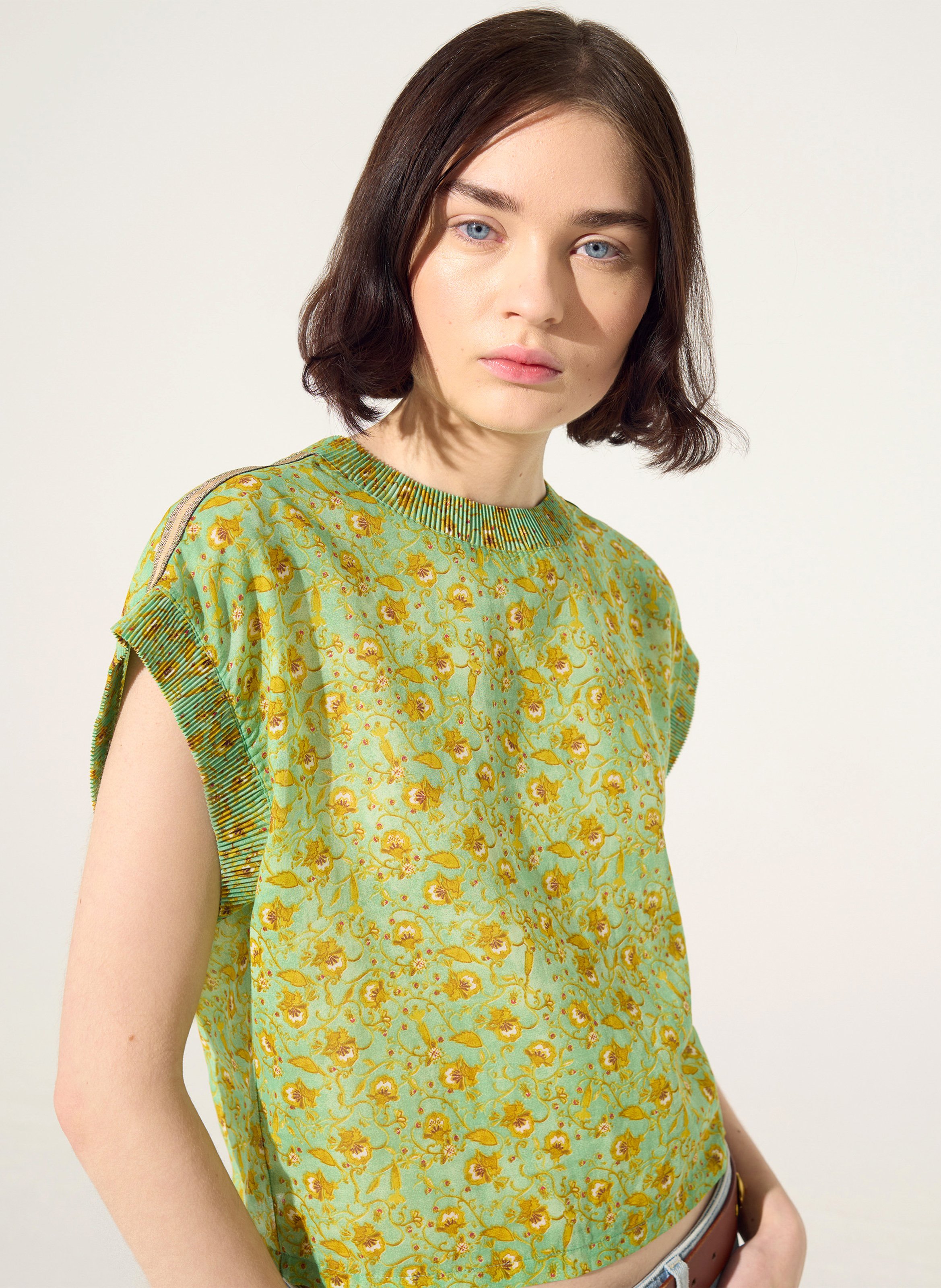 Top estampado cuello redondo. COTELAC Verde
