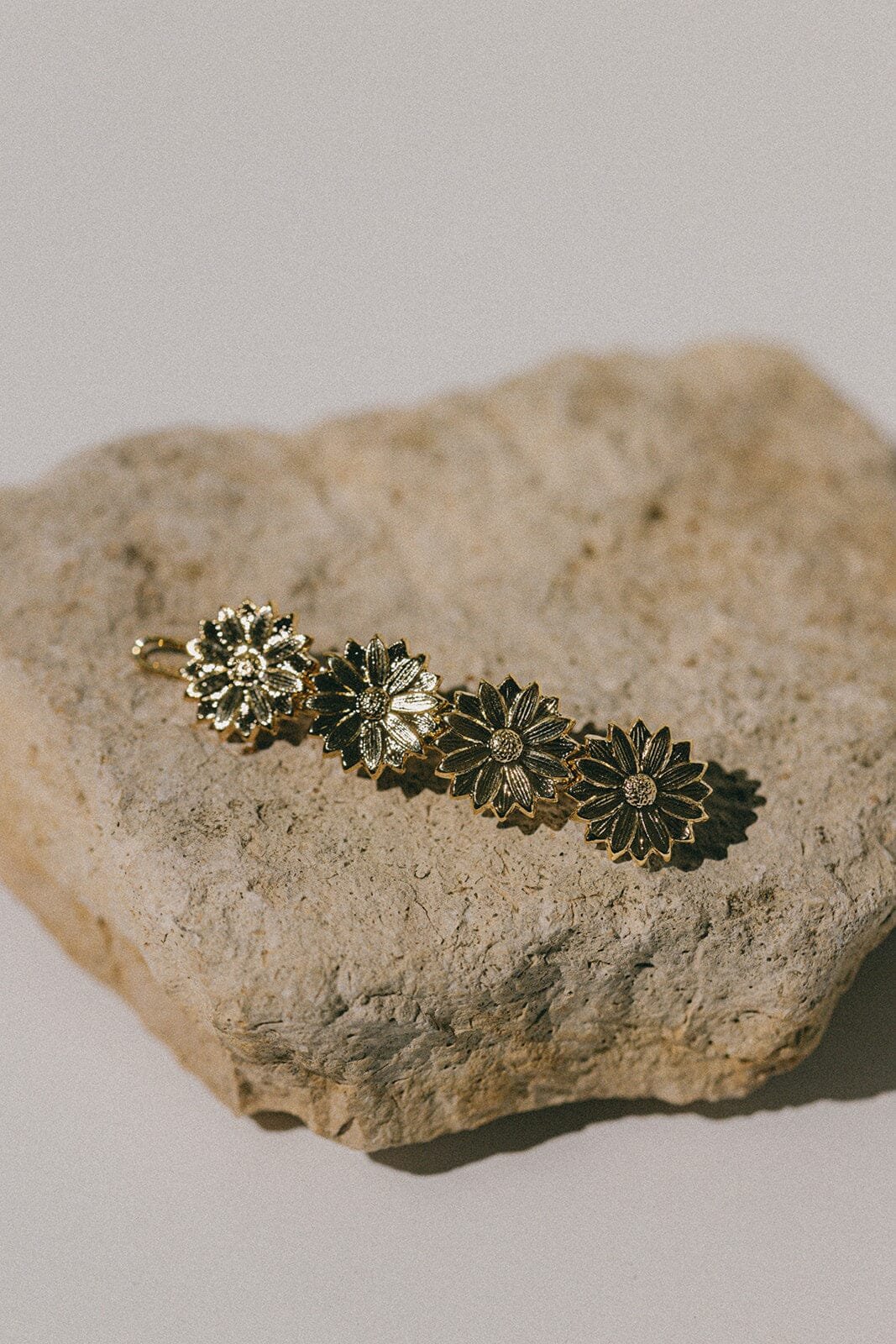 Mini gold flower hair clip in gold-plated brass Golden