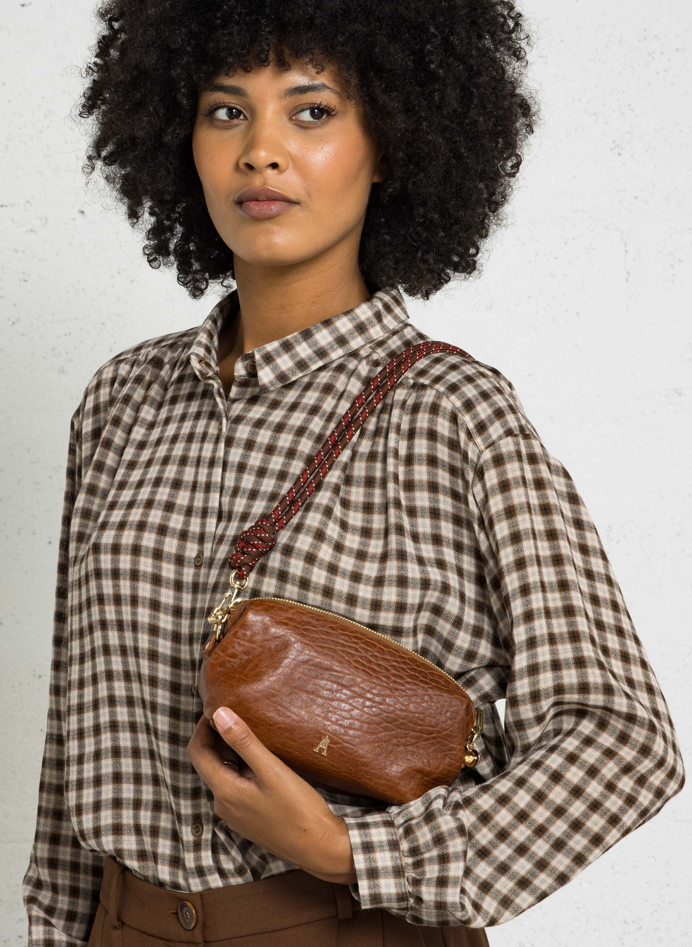 Geschnürte Beuteltasche aus strukturiertem Leder CRAIE STUDIO Beige