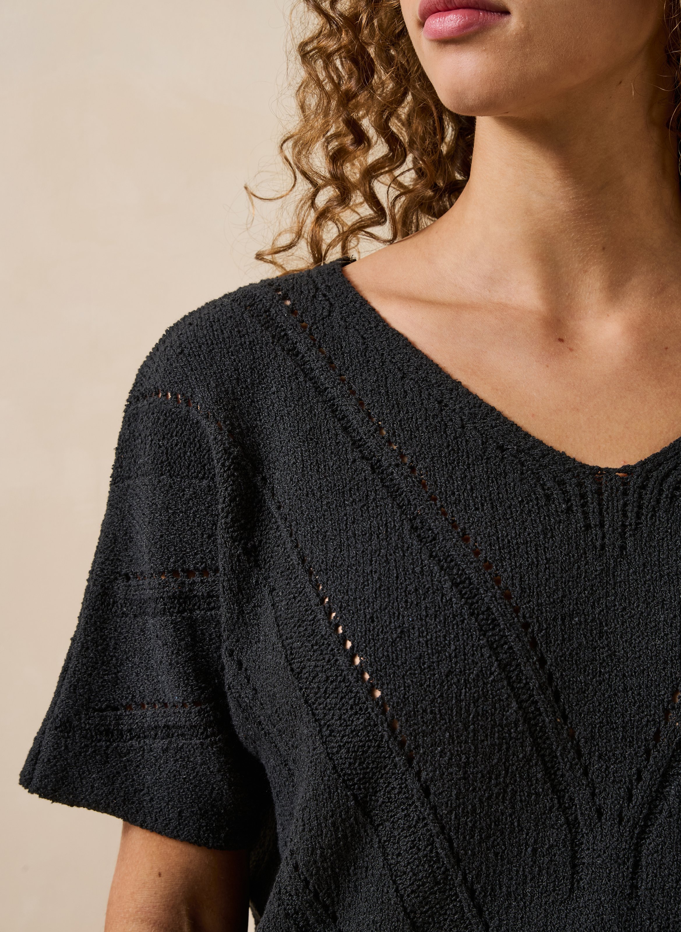 Oversize V-Ausschnitt Pullover aus recycelter Baumwollmischung. LA FEE MARABOUTEE Schwarz