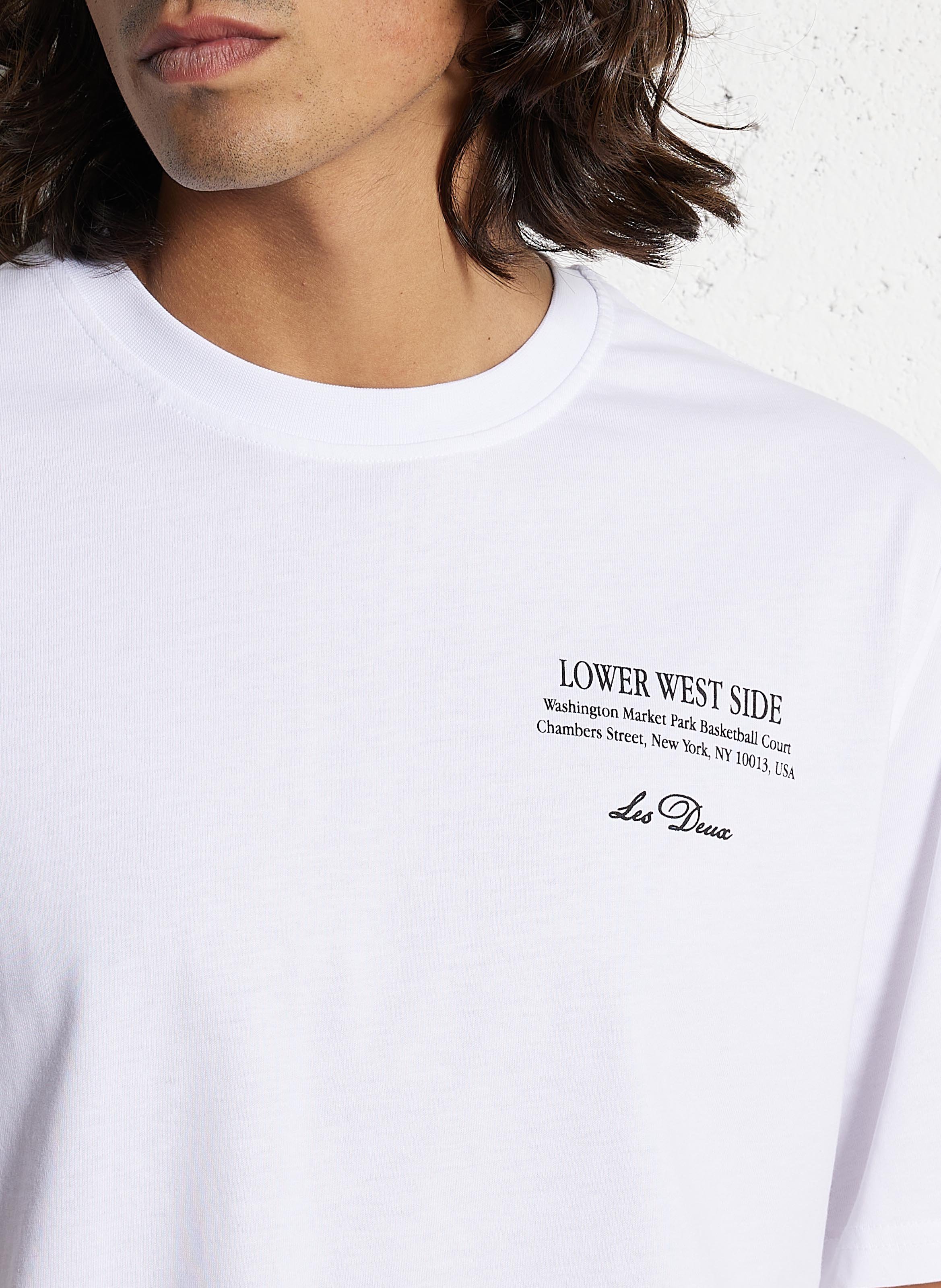 Gerader Rundhalsausschnitt T-Shirt mit Bio-Baumwoll-Print LES DEUX Weiss