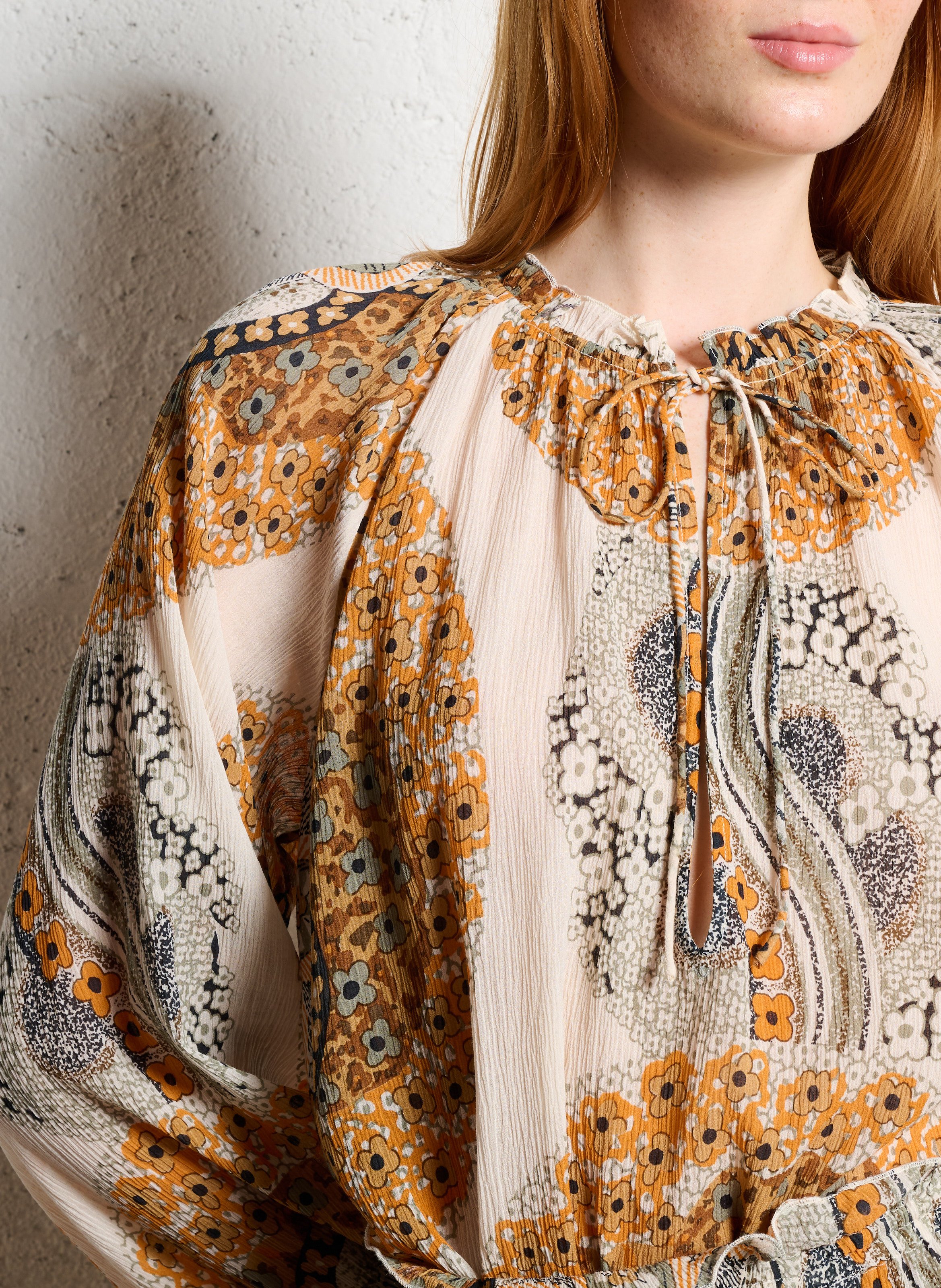 Ruimvallende top met V-hals en print ANTIK BATIK Bruin