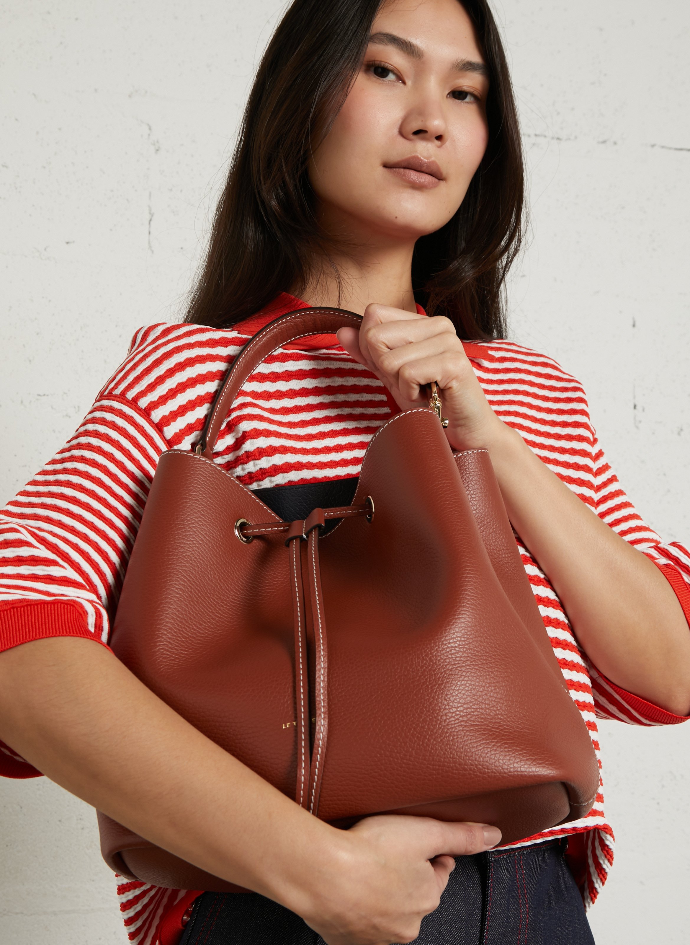 Große Eimer-Tasche aus genarbtem Leder Braun