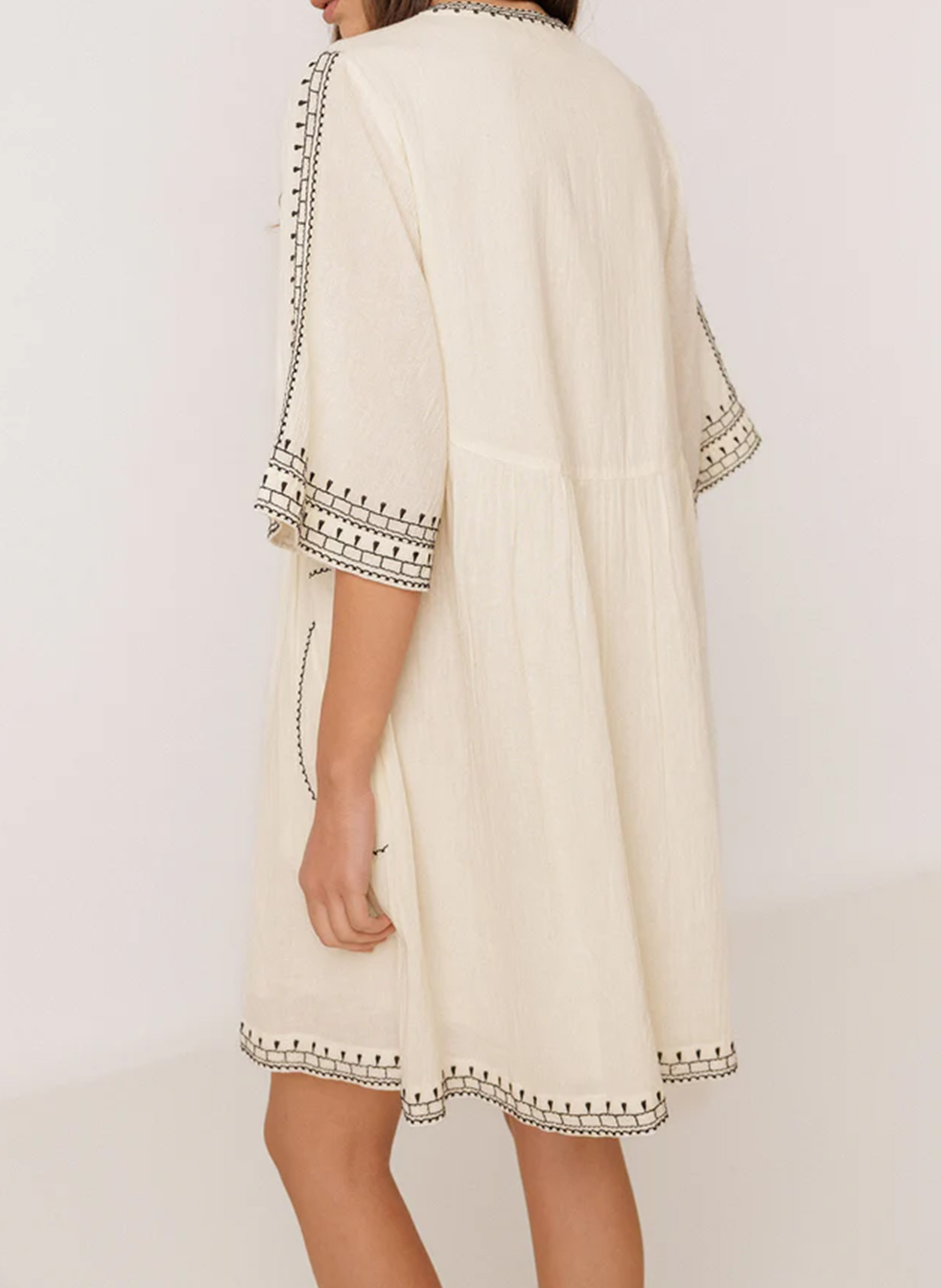 Short loose-fitting dress with embroidered detail INDI & COLD Beige