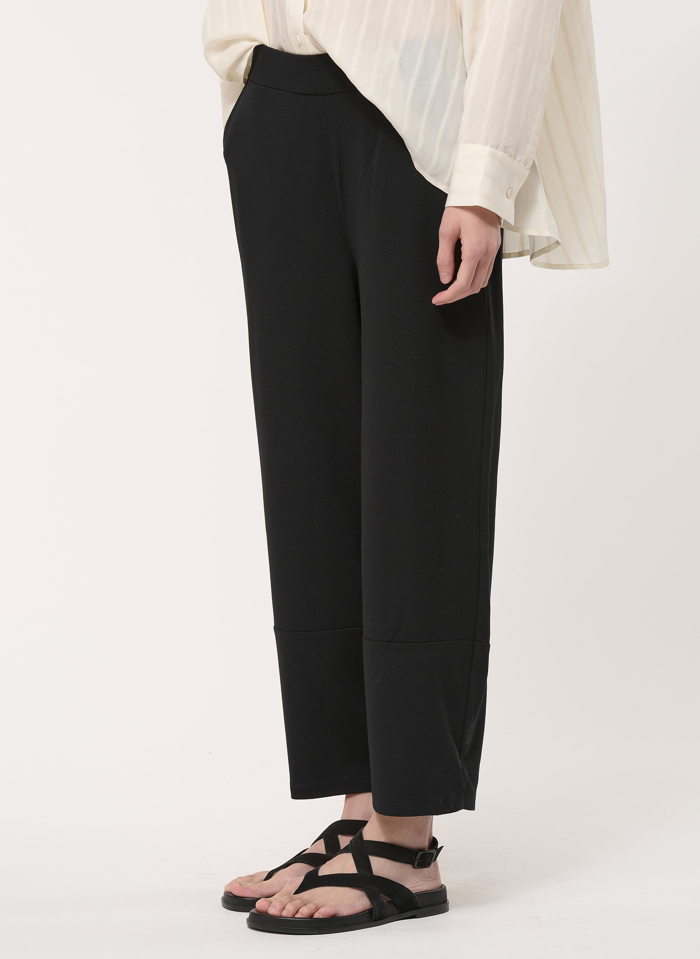 Gerade geschnittene Hose HUMILITY Schwarz