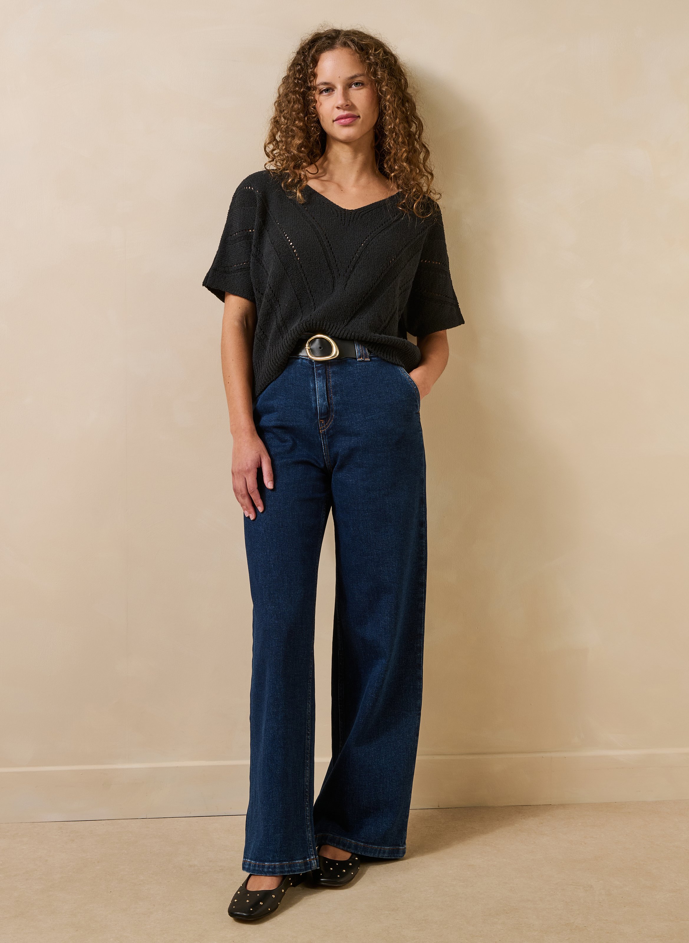 Oversize V-Ausschnitt Pullover aus recycelter Baumwollmischung. LA FEE MARABOUTEE Schwarz
