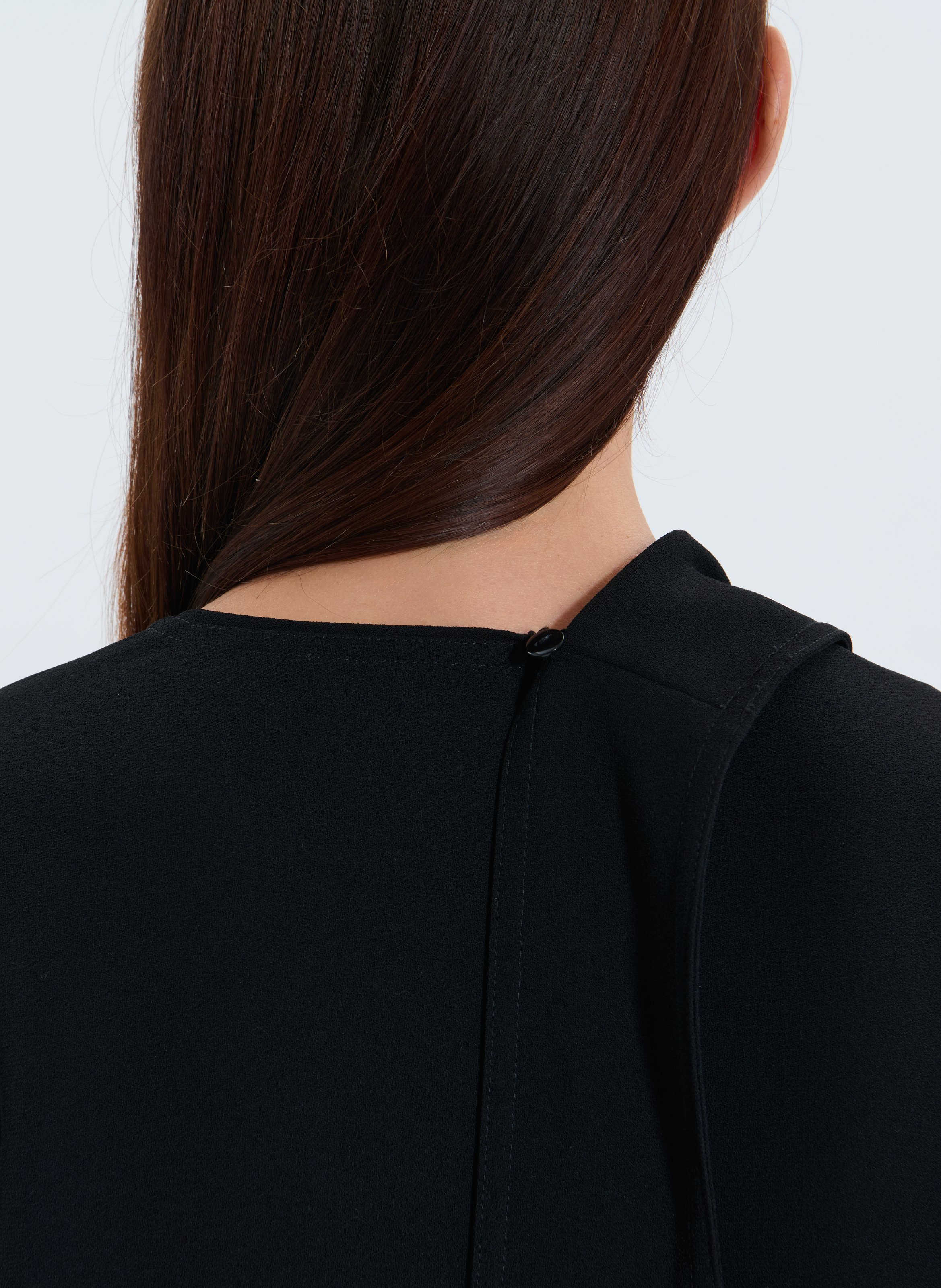 Korte jurk met V-hals ZAPA Black