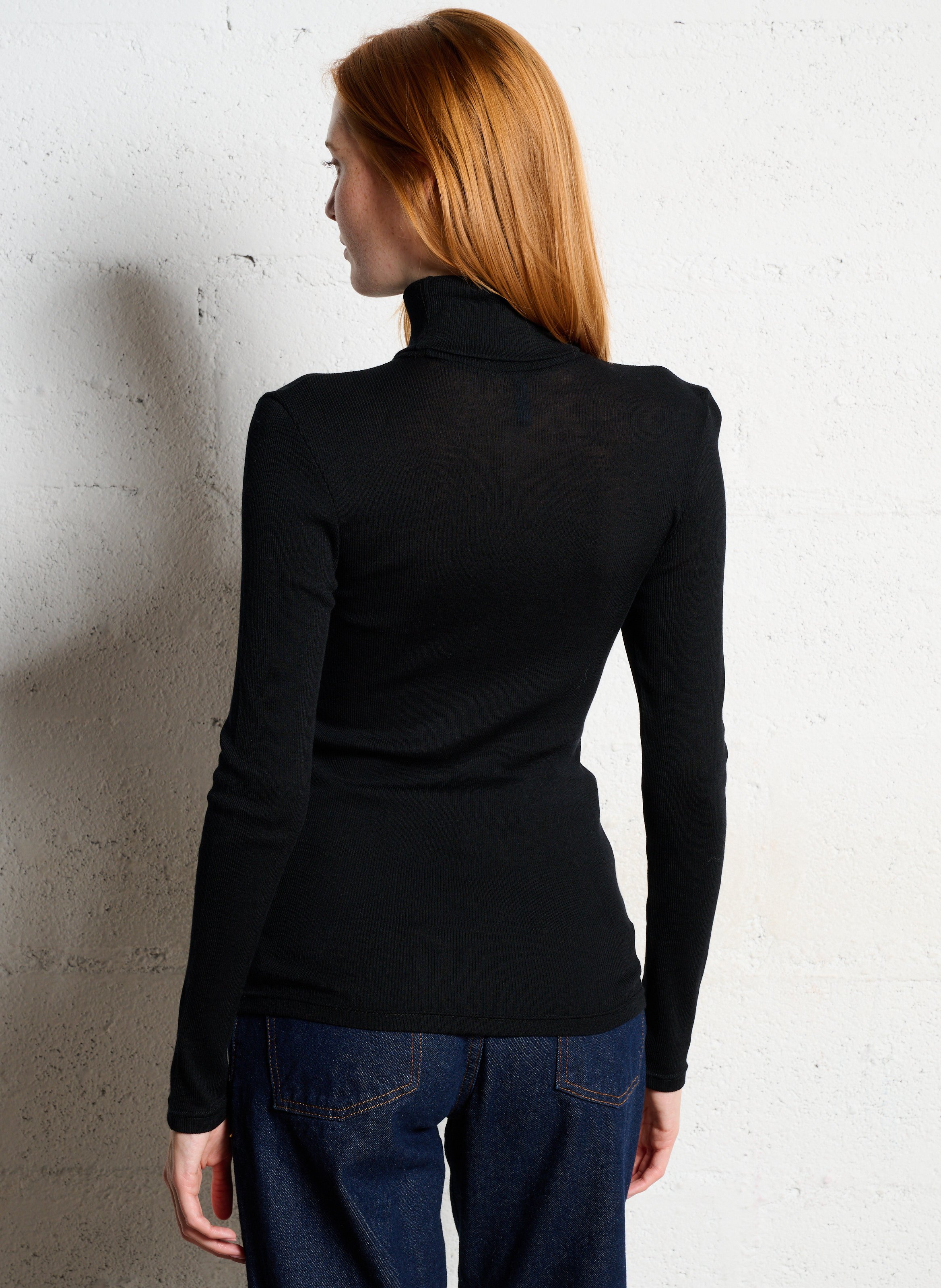 Pull moulant col roulé en laine et soie Noir