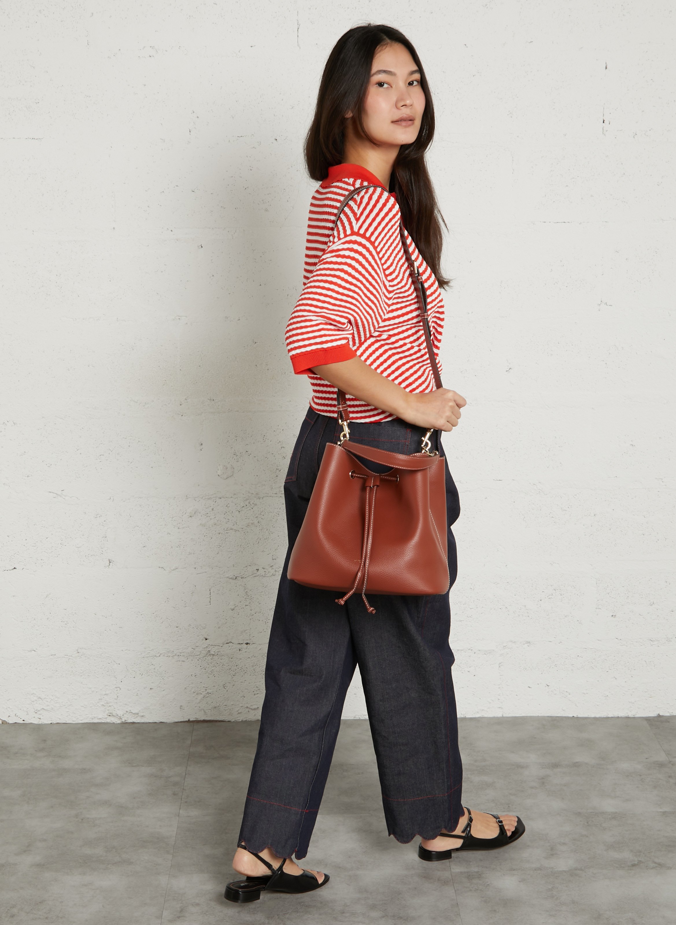 Große Eimer-Tasche aus genarbtem Leder Braun