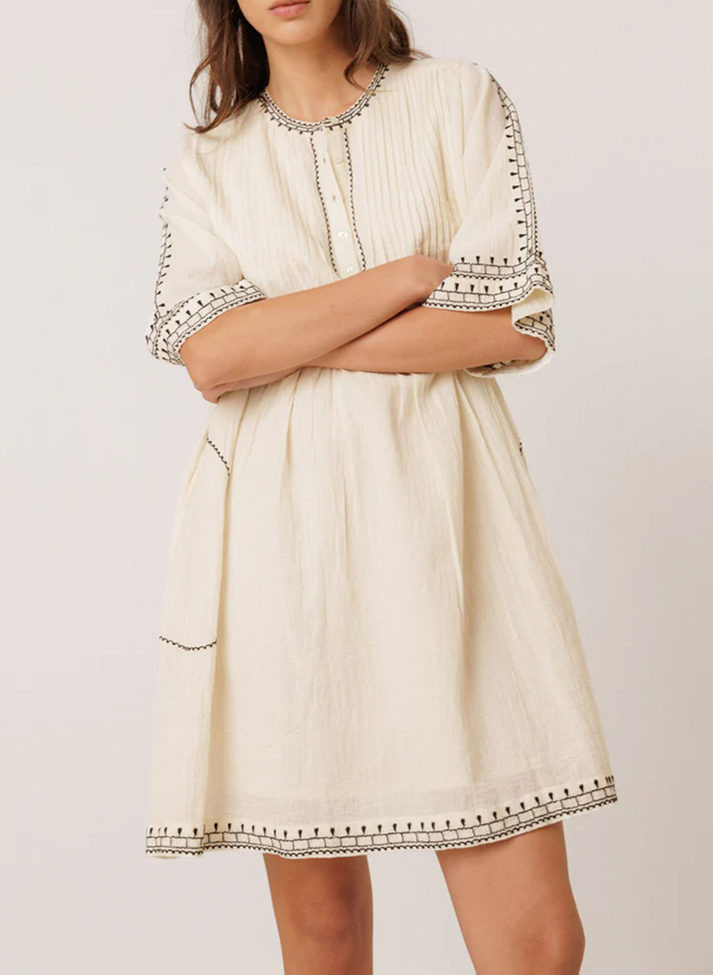 Short loose-fitting dress with embroidered detail INDI & COLD Beige