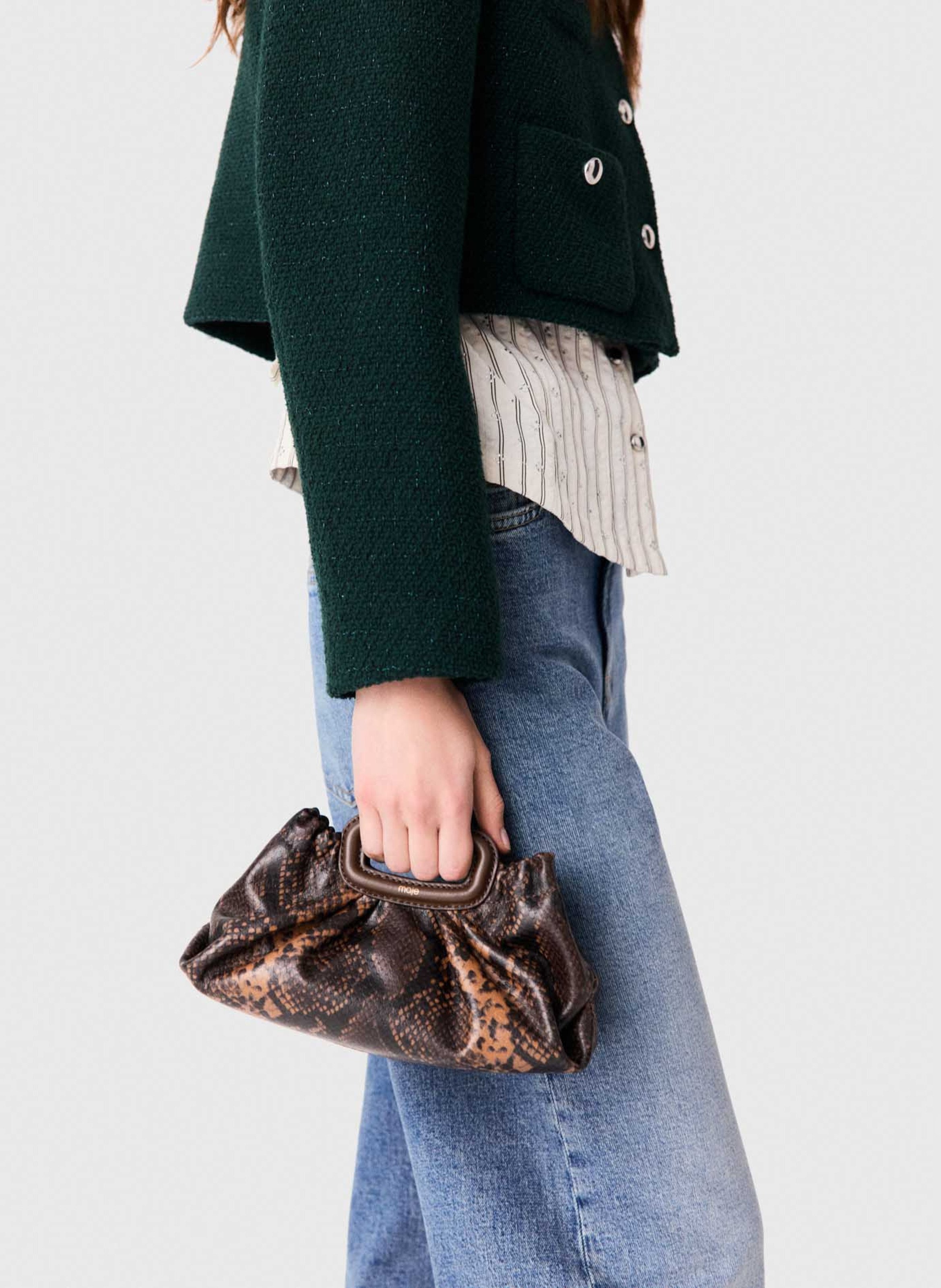 Kleine clutch van reliëfleer met pythonprint MAJE Bruin